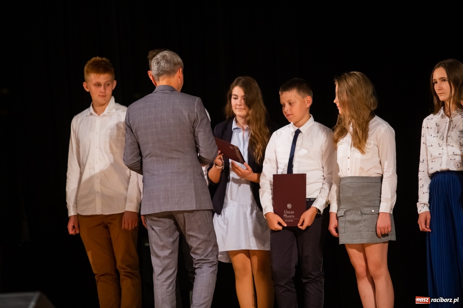 Zdjęcie w galerii na portalu naszraciborz.pl: Prymuski i prymusi raciborskich szkół z dyplomami od prezydenta [FOTO i WIDEO] wiadomości z regionu