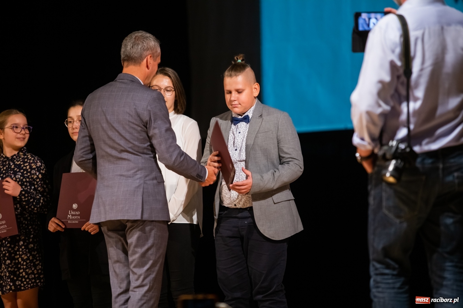 Zdjęcie w galerii na portalu naszraciborz.pl: Prymuski i prymusi raciborskich szkół z dyplomami od prezydenta [FOTO i WIDEO] wiadomości z regionu