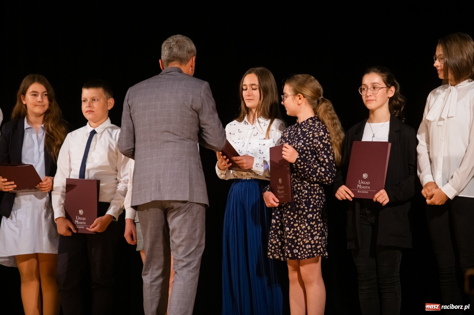 Zdjęcie w galerii na portalu naszraciborz.pl: Prymuski i prymusi raciborskich szkół z dyplomami od prezydenta [FOTO i WIDEO] wiadomości z regionu