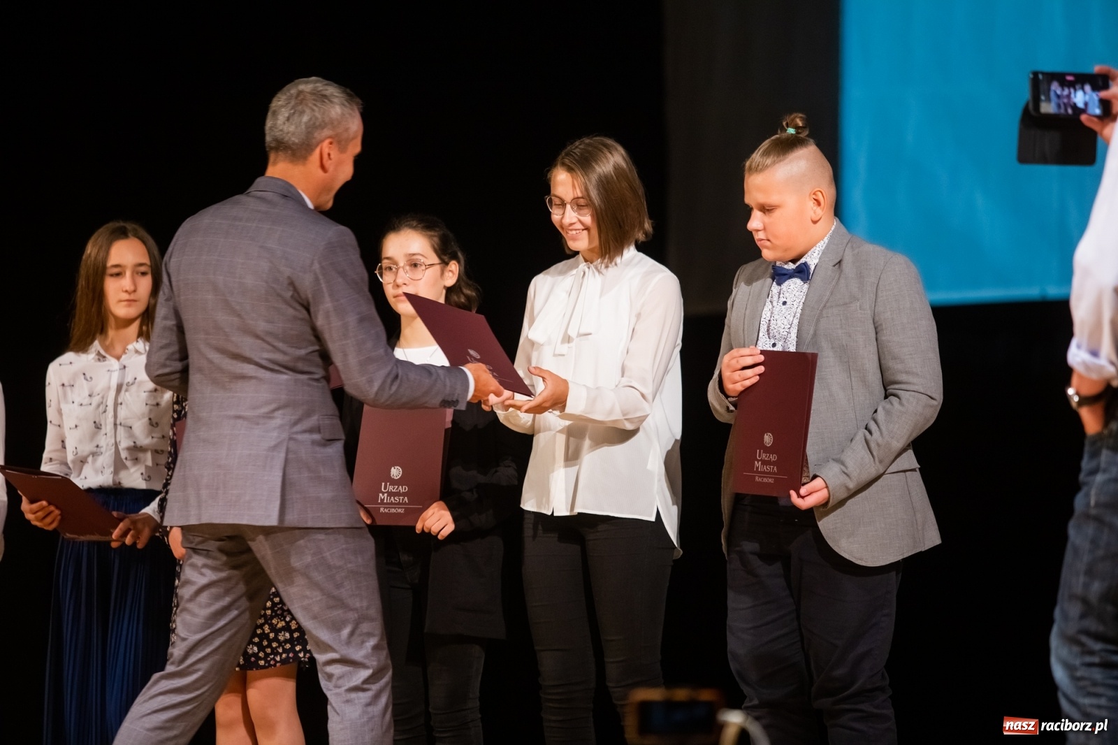 Zdjęcie w galerii na portalu naszraciborz.pl: Prymuski i prymusi raciborskich szkół z dyplomami od prezydenta [FOTO i WIDEO] wiadomości z regionu