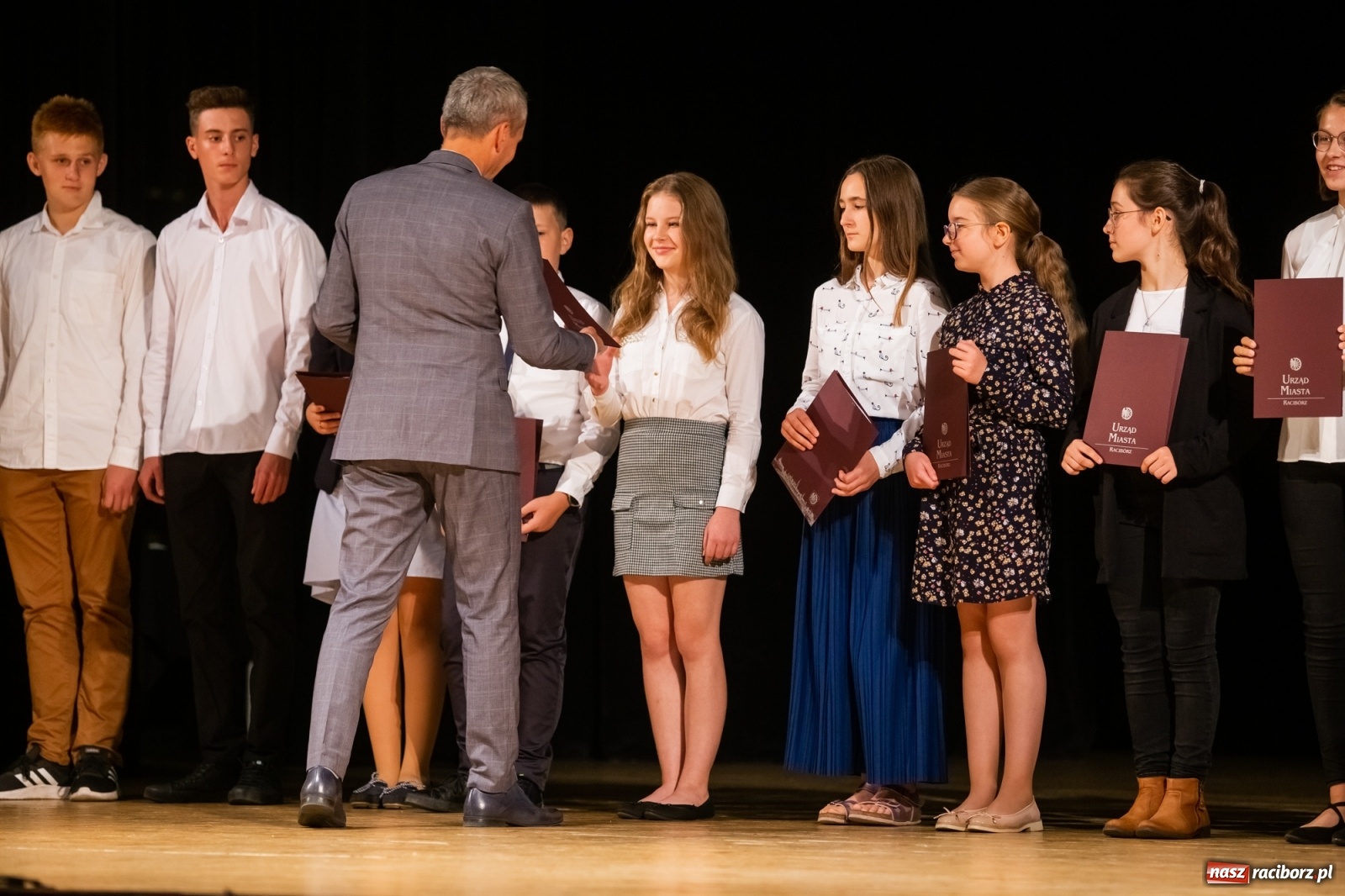 Zdjęcie w galerii na portalu naszraciborz.pl: Prymuski i prymusi raciborskich szkół z dyplomami od prezydenta [FOTO i WIDEO] wiadomości z regionu