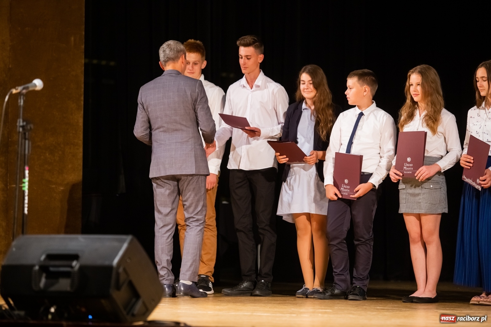 Zdjęcie w galerii na portalu naszraciborz.pl: Prymuski i prymusi raciborskich szkół z dyplomami od prezydenta [FOTO i WIDEO] wiadomości z regionu