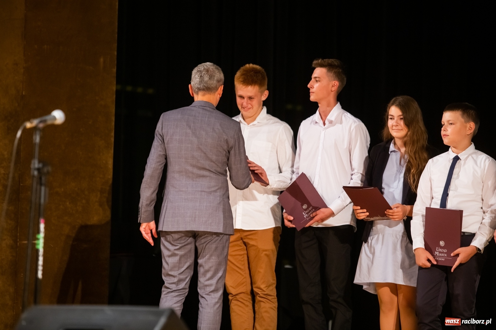Zdjęcie w galerii na portalu naszraciborz.pl: Prymuski i prymusi raciborskich szkół z dyplomami od prezydenta [FOTO i WIDEO] wiadomości z regionu
