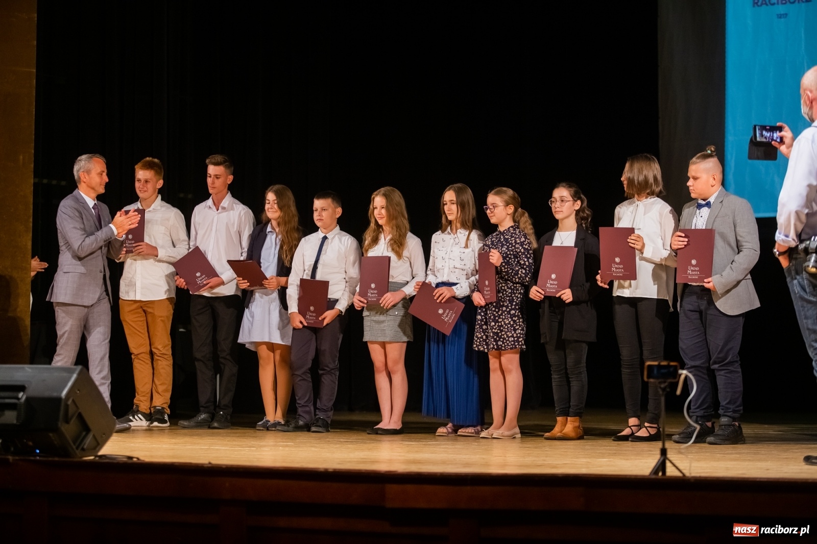 Zdjęcie w galerii na portalu naszraciborz.pl: Prymuski i prymusi raciborskich szkół z dyplomami od prezydenta [FOTO i WIDEO] wiadomości z regionu