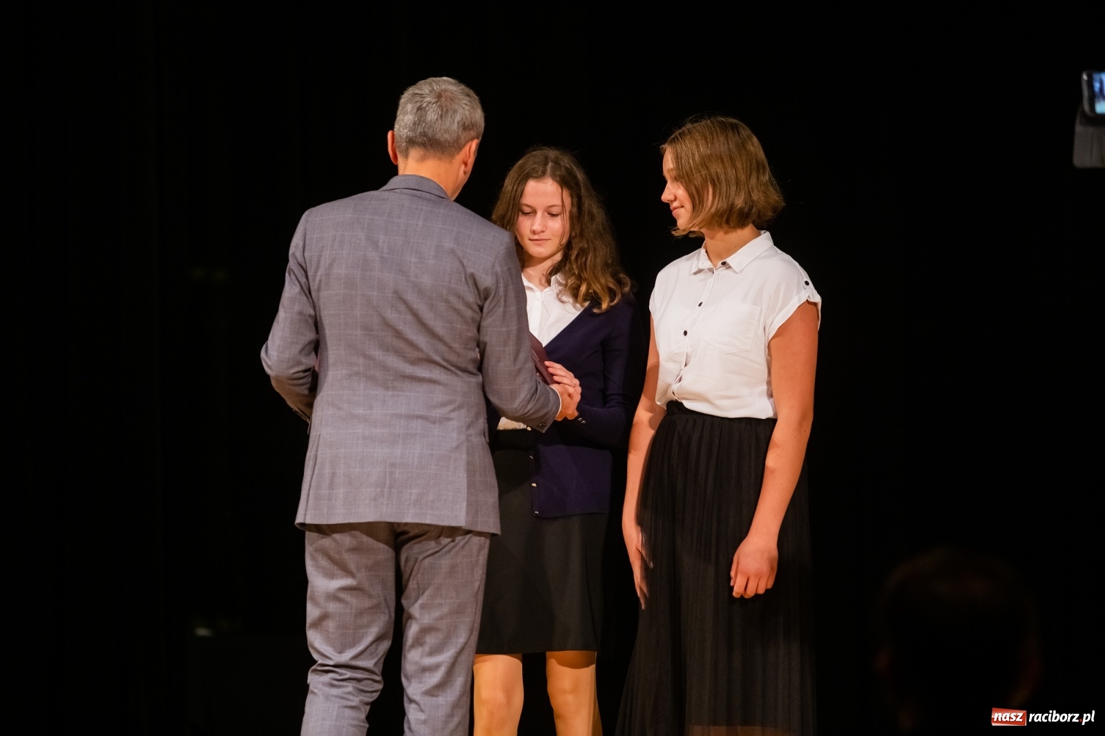 Zdjęcie w galerii na portalu naszraciborz.pl: Prymuski i prymusi raciborskich szkół z dyplomami od prezydenta [FOTO i WIDEO] wiadomości z regionu