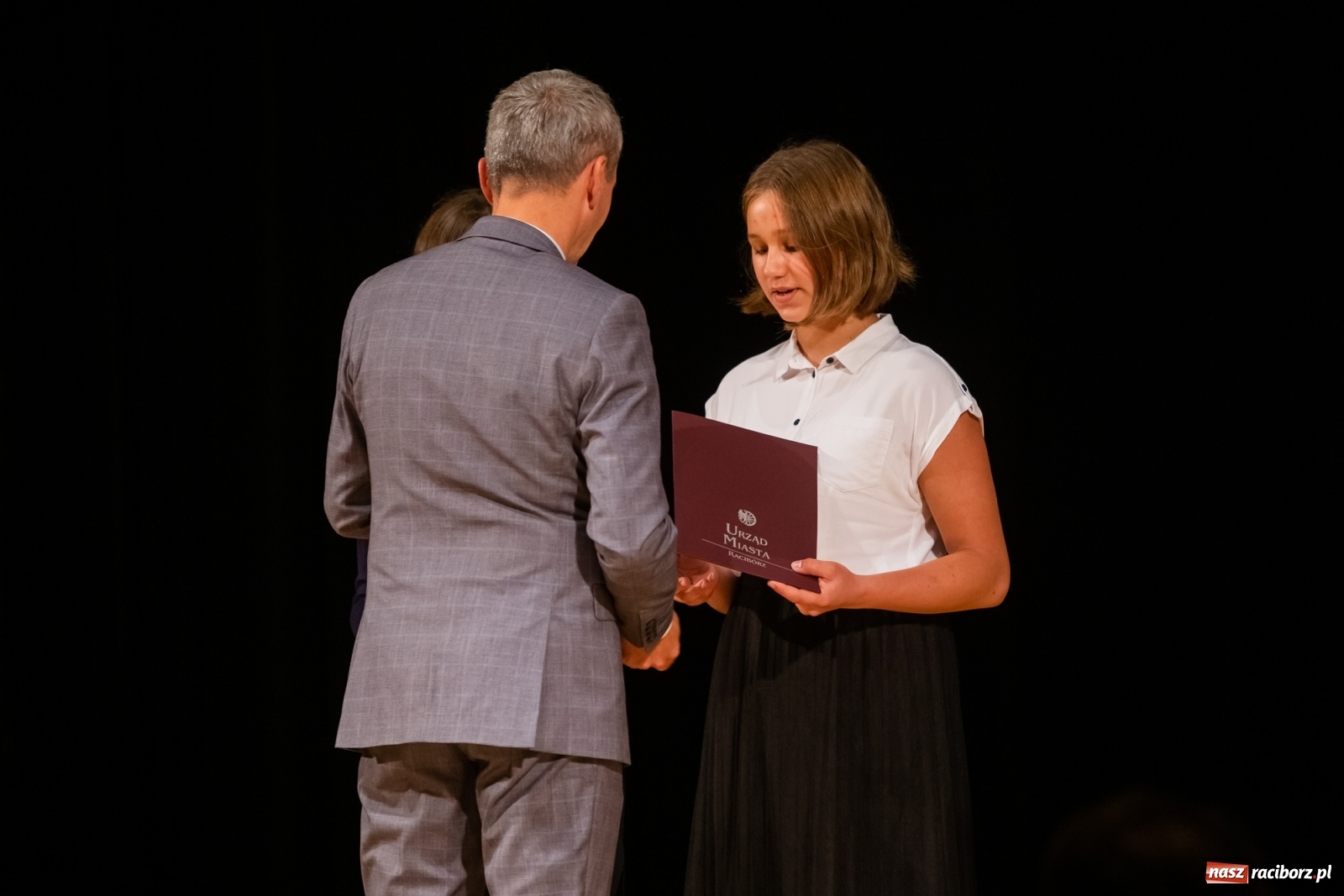 Zdjęcie w galerii na portalu naszraciborz.pl: Prymuski i prymusi raciborskich szkół z dyplomami od prezydenta [FOTO i WIDEO] wiadomości z regionu