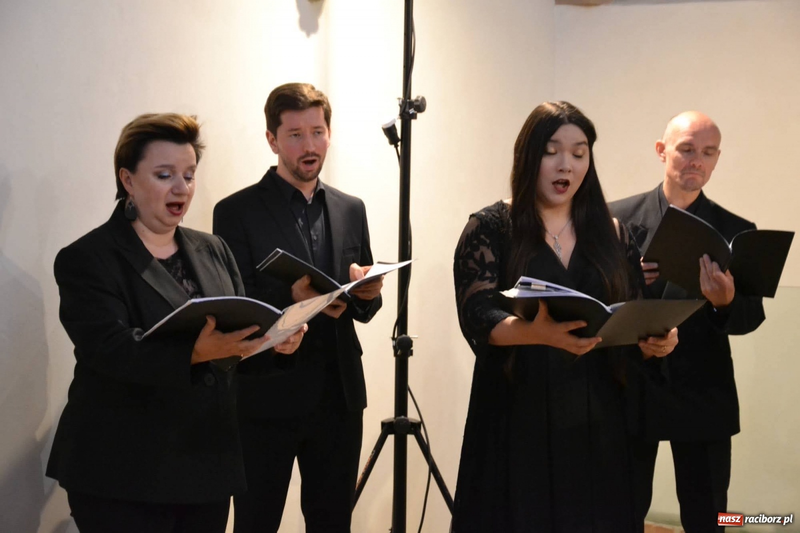 Zdjęcie w galerii na portalu naszraciborz.pl: Victoria: Requiem - Capella Cracoviensis wystąpiła w dawnej siedzibie Piastów wiadomości z regionu