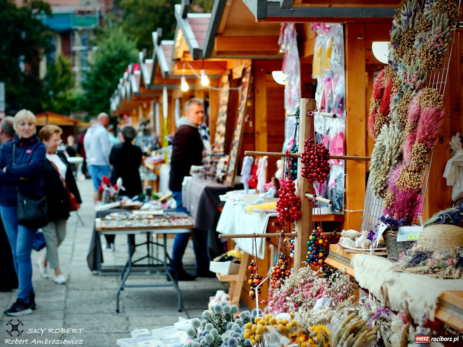 Zdjęcie w galerii na portalu naszraciborz.pl: Racibórz. Jarmark na pożegnanie lata z lotu ptaka [FOTO] wiadomości z regionu