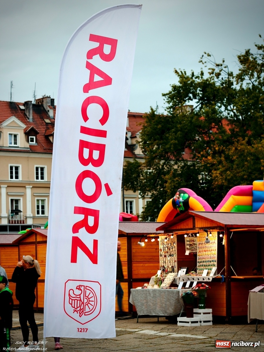 Zdjęcie w galerii na portalu naszraciborz.pl: Racibórz. Jarmark na pożegnanie lata z lotu ptaka [FOTO] wiadomości z regionu