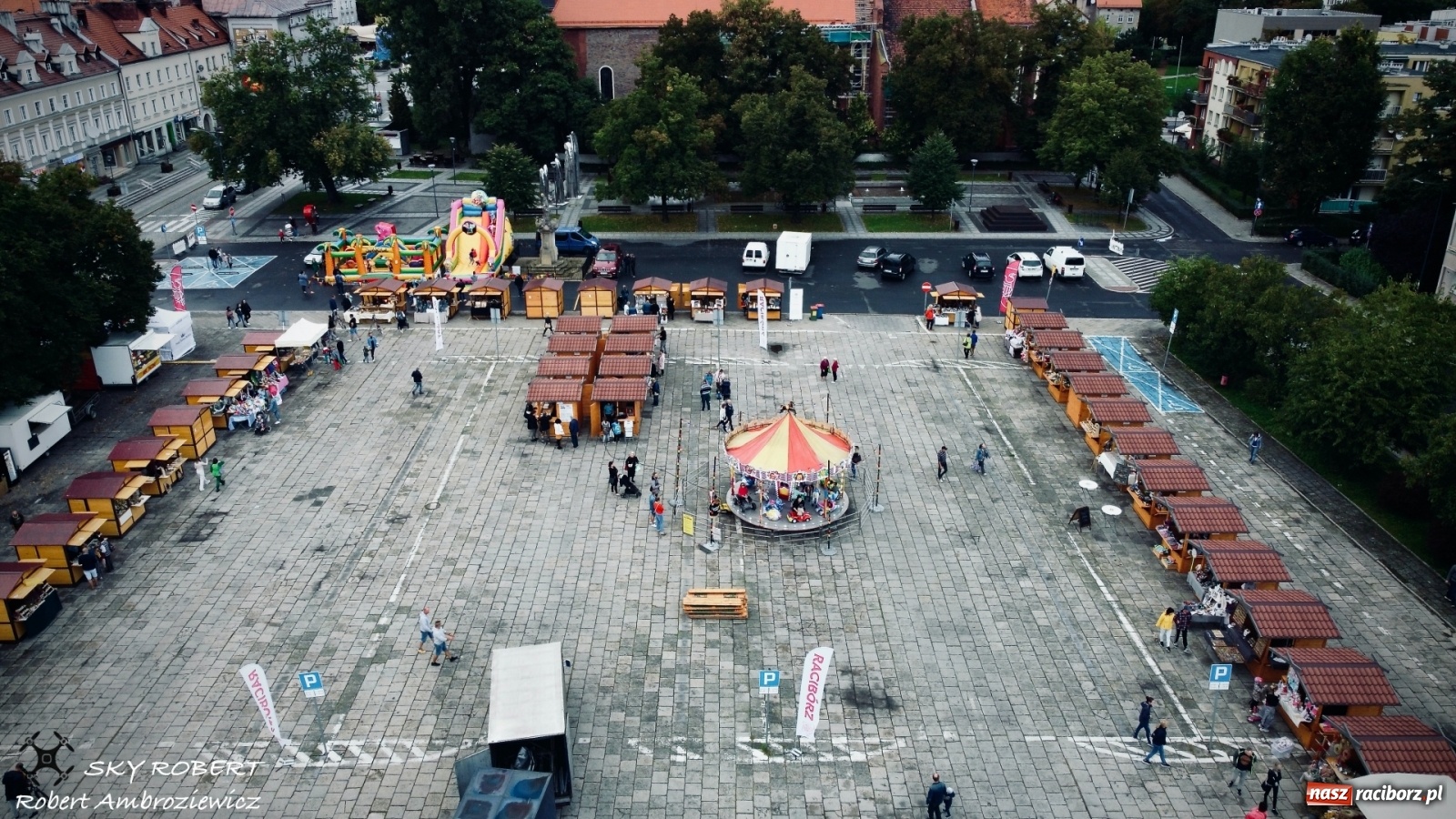 Zdjęcie w galerii na portalu naszraciborz.pl: Racibórz. Jarmark na pożegnanie lata z lotu ptaka [FOTO] wiadomości z regionu