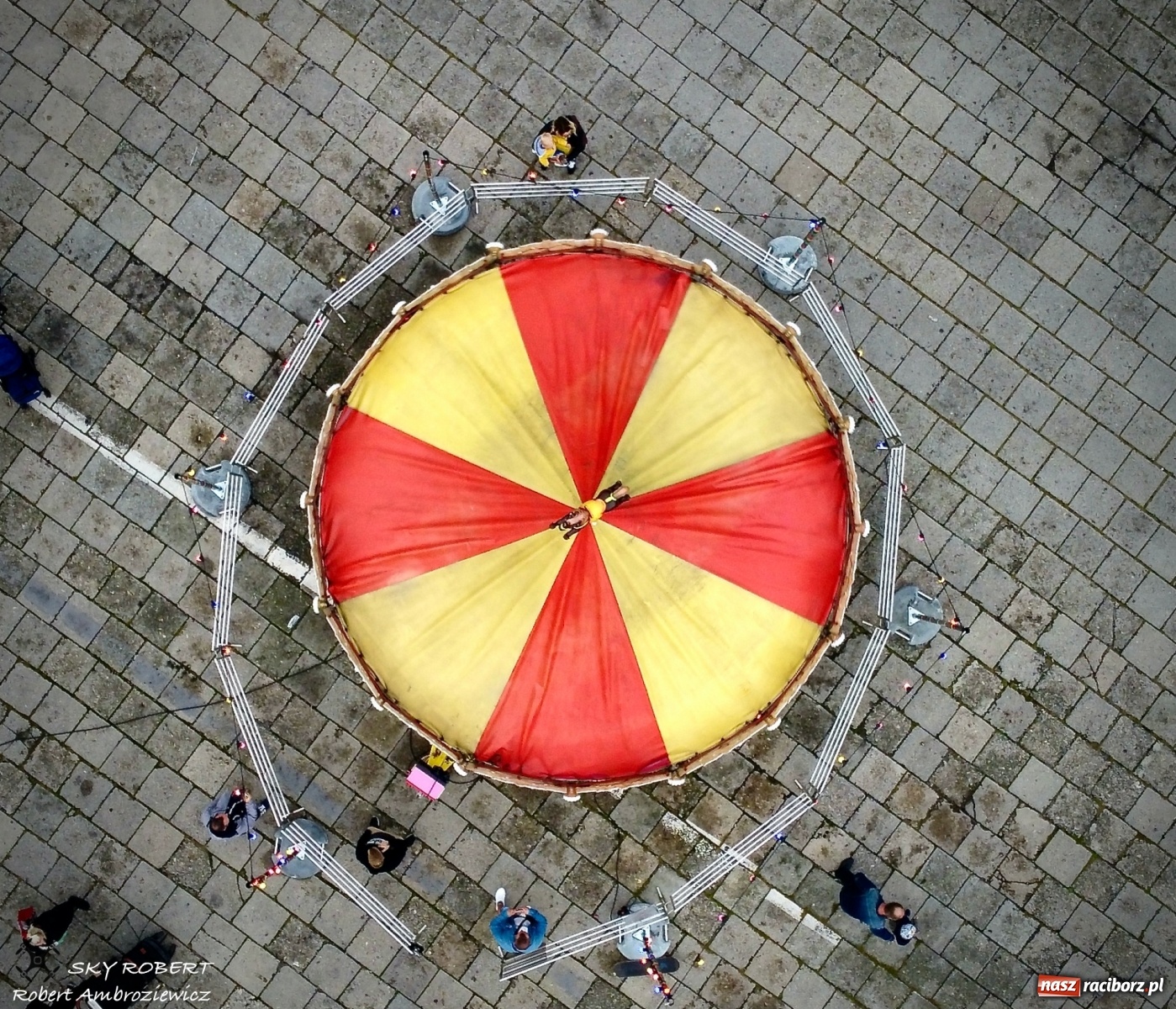 Zdjęcie w galerii na portalu naszraciborz.pl: Racibórz. Jarmark na pożegnanie lata z lotu ptaka [FOTO] wiadomości z regionu