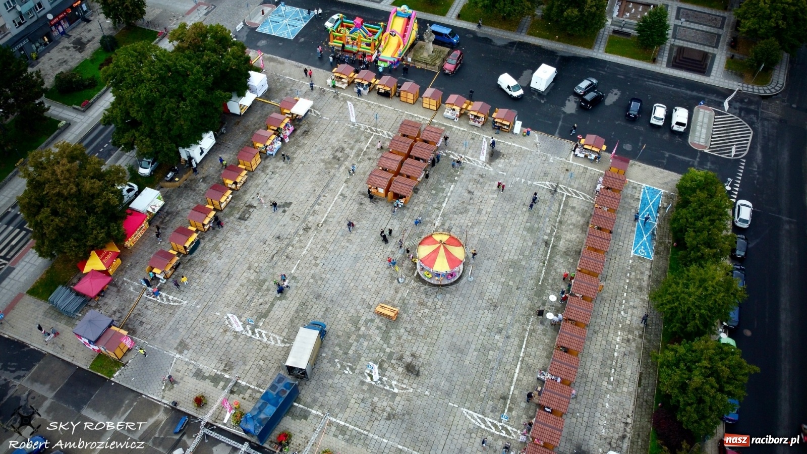 Zdjęcie w galerii na portalu naszraciborz.pl: Racibórz. Jarmark na pożegnanie lata z lotu ptaka [FOTO] wiadomości z regionu