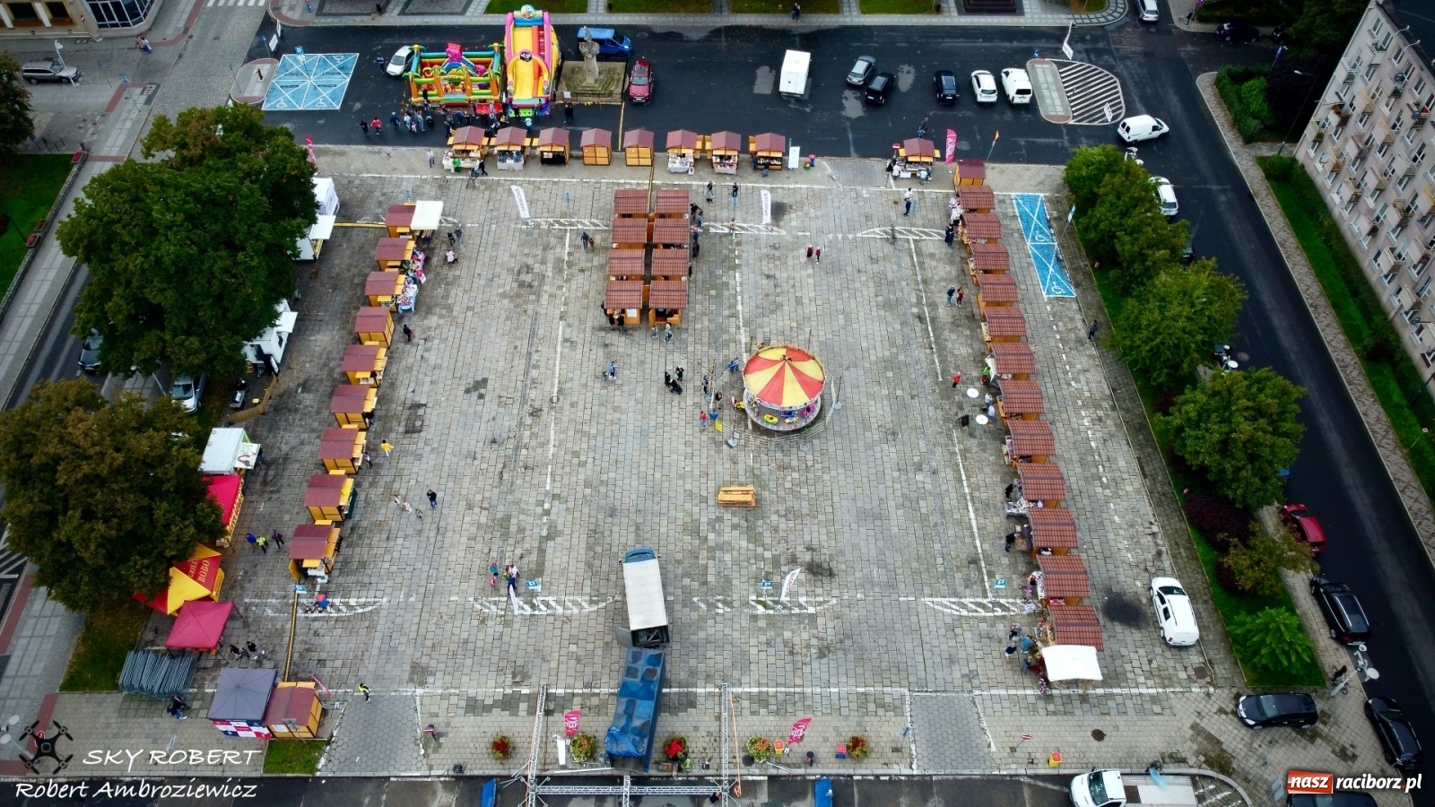 Zdjęcie w galerii na portalu naszraciborz.pl: Racibórz. Jarmark na pożegnanie lata z lotu ptaka [FOTO] wiadomości z regionu