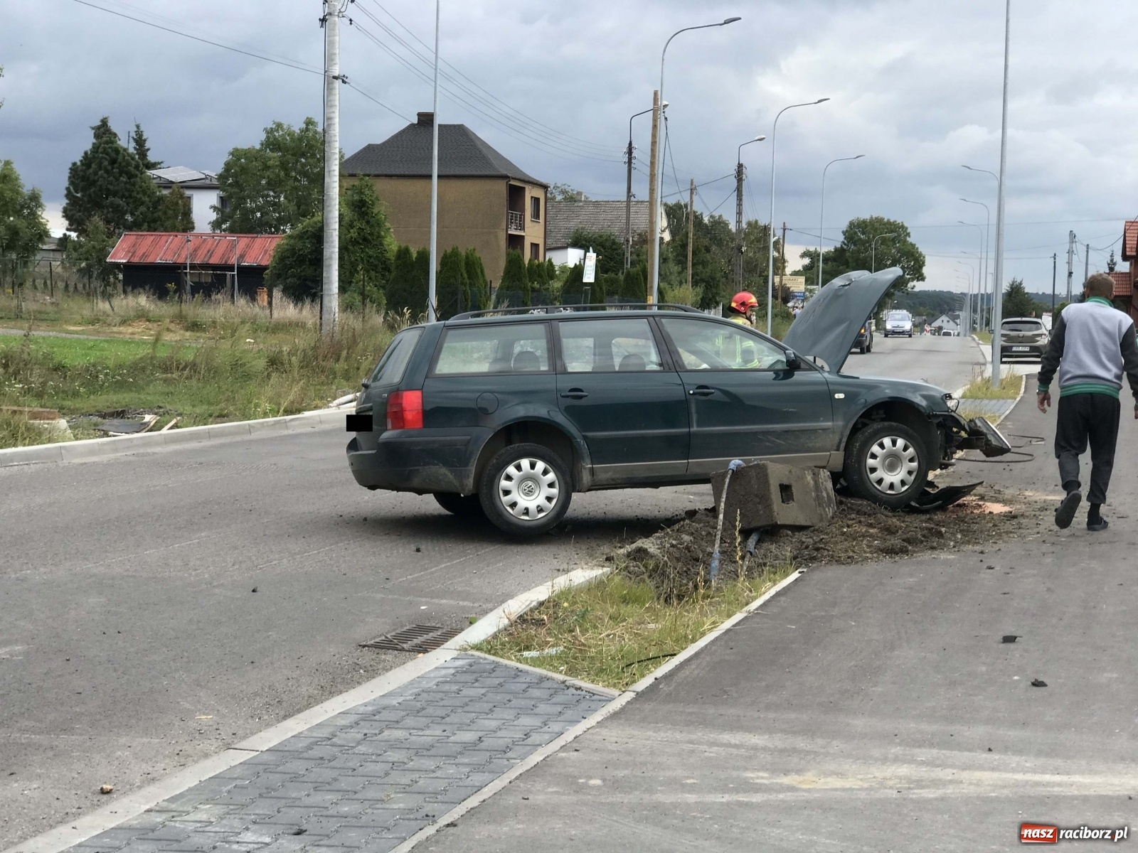 Zdjęcie w galerii na portalu naszraciborz.pl: Kierowca vw passata staranował słup na DW 935 [FOTO] wiadomości z regionu