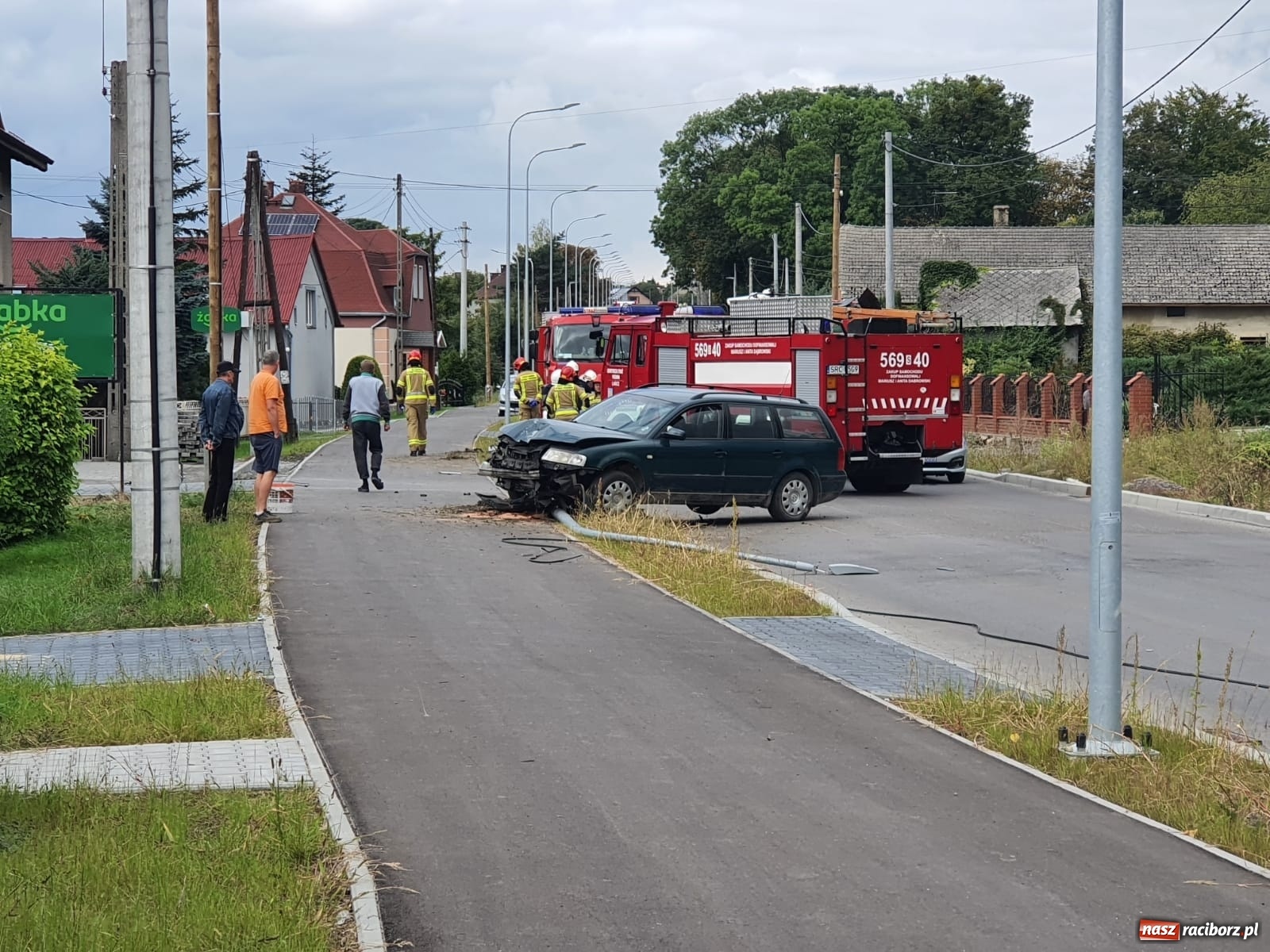 Zdjęcie w galerii na portalu naszraciborz.pl: Kierowca vw passata staranował słup na DW 935 [FOTO] wiadomości z regionu