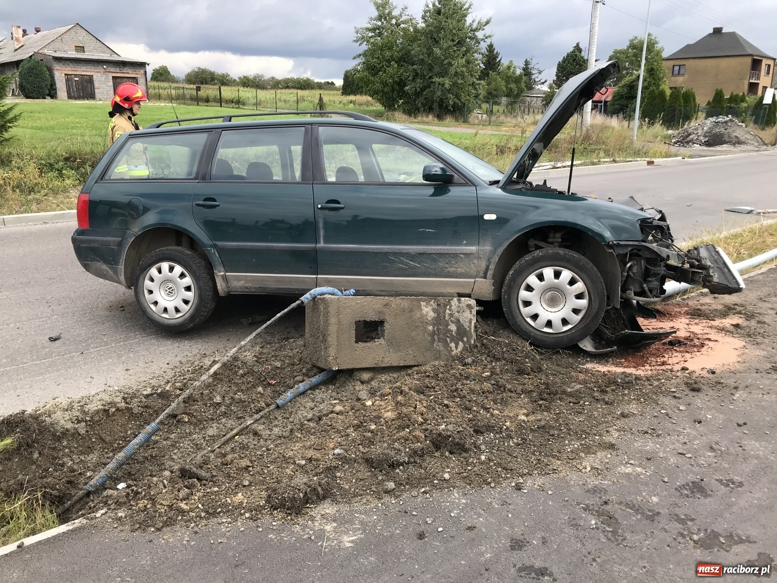 Zdjęcie w galerii na portalu naszraciborz.pl: Kierowca vw passata staranował słup na DW 935 [FOTO] wiadomości z regionu