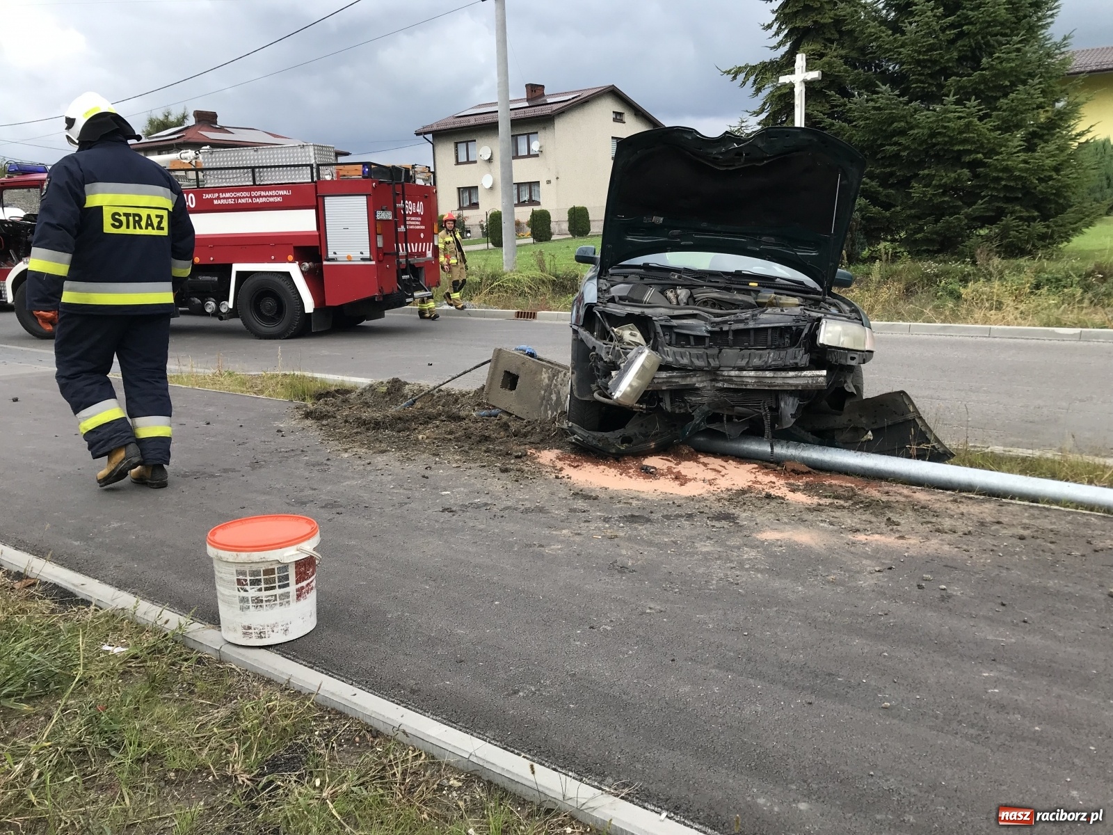 Zdjęcie w galerii na portalu naszraciborz.pl: Kierowca vw passata staranował słup na DW 935 [FOTO] wiadomości z regionu