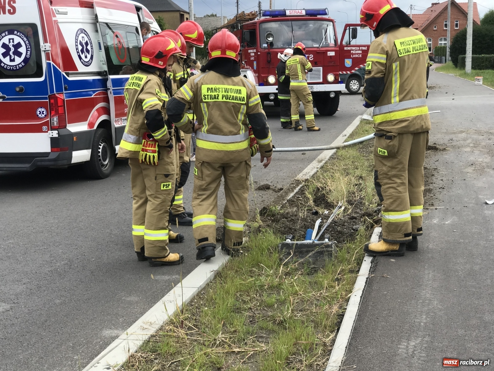 Zdjęcie w galerii na portalu naszraciborz.pl: Kierowca vw passata staranował słup na DW 935 [FOTO] wiadomości z regionu
