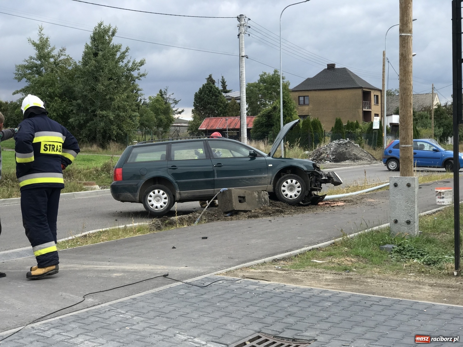 Zdjęcie w galerii na portalu naszraciborz.pl: Kierowca vw passata staranował słup na DW 935 [FOTO] wiadomości z regionu