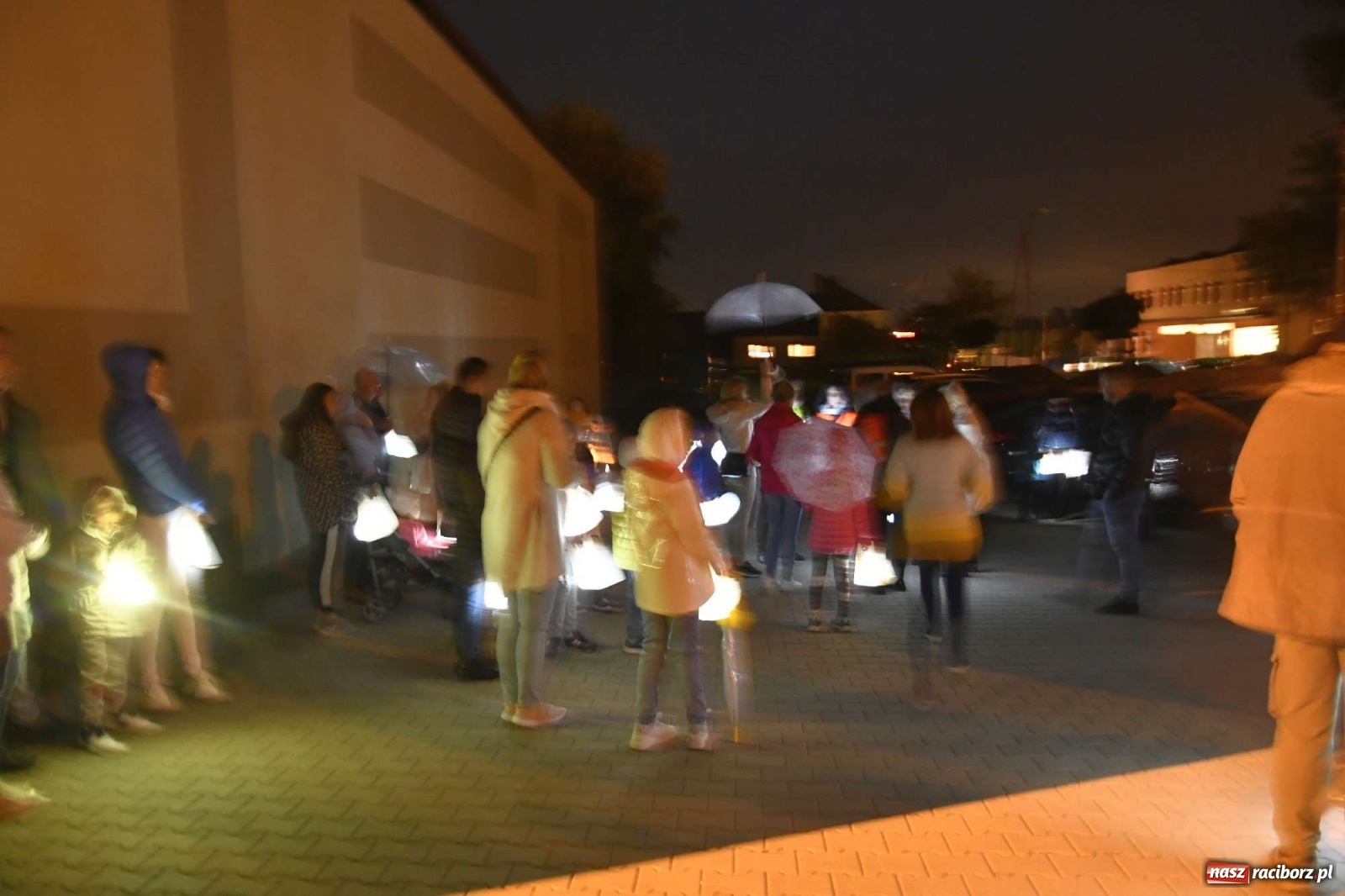 Zdjęcie w galerii na portalu naszraciborz.pl: Parada świateł i spektakl przed pałacem w Pogrzebieniu [FOTO i WIDEO] wiadomości z regionu