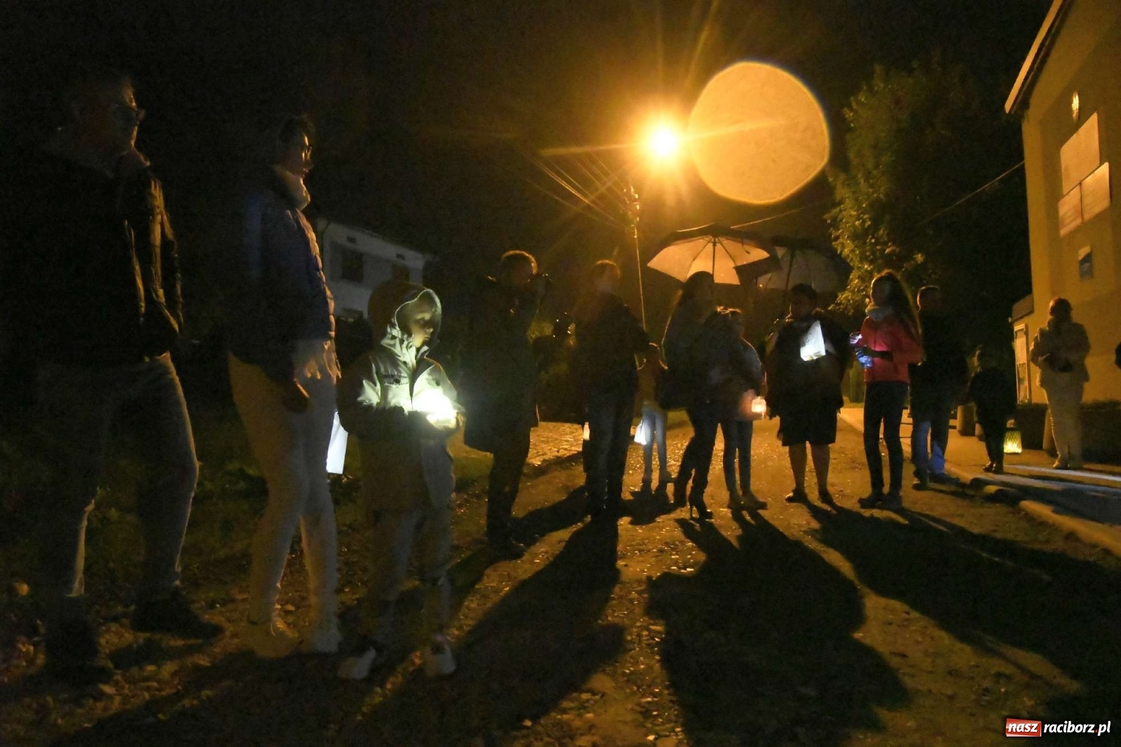 Zdjęcie w galerii na portalu naszraciborz.pl: Parada świateł i spektakl przed pałacem w Pogrzebieniu [FOTO i WIDEO] wiadomości z regionu