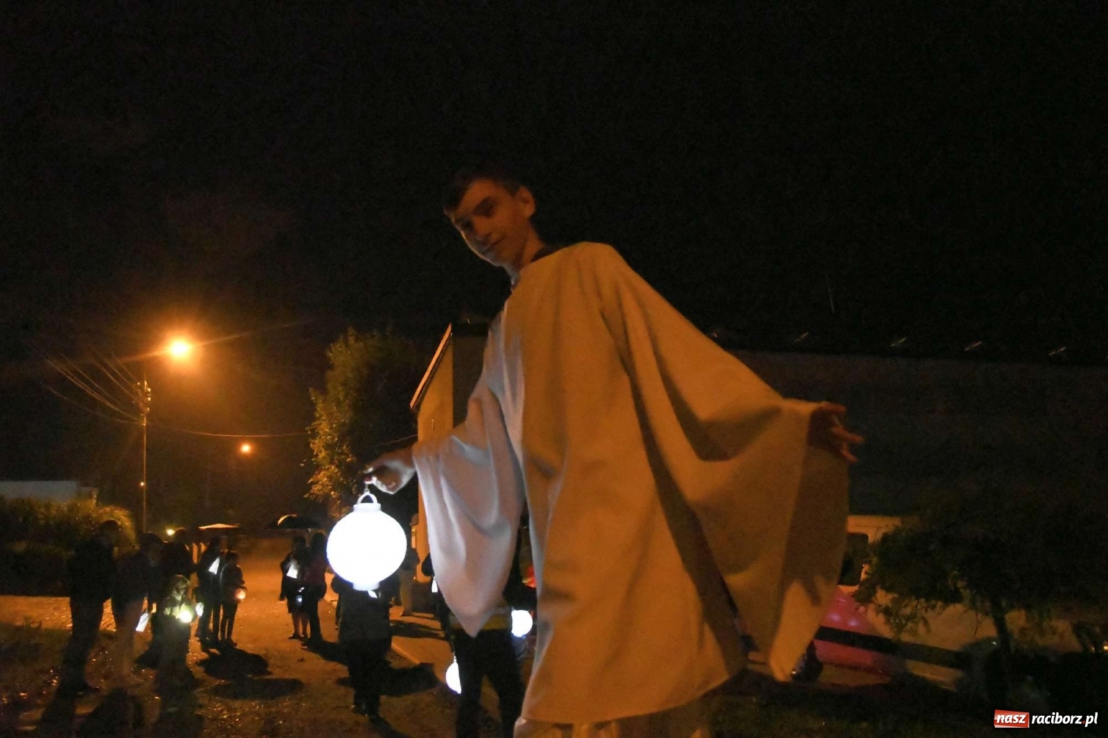 Zdjęcie w galerii na portalu naszraciborz.pl: Parada świateł i spektakl przed pałacem w Pogrzebieniu [FOTO i WIDEO] wiadomości z regionu