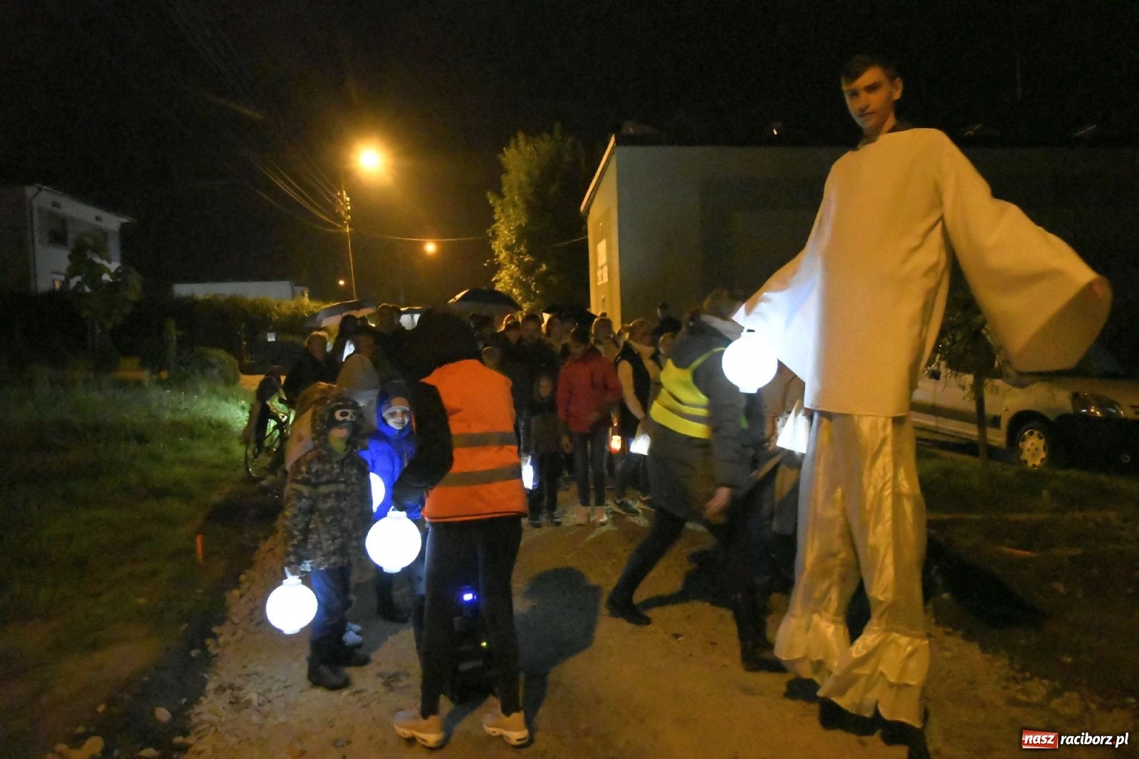 Zdjęcie w galerii na portalu naszraciborz.pl: Parada świateł i spektakl przed pałacem w Pogrzebieniu [FOTO i WIDEO] wiadomości z regionu