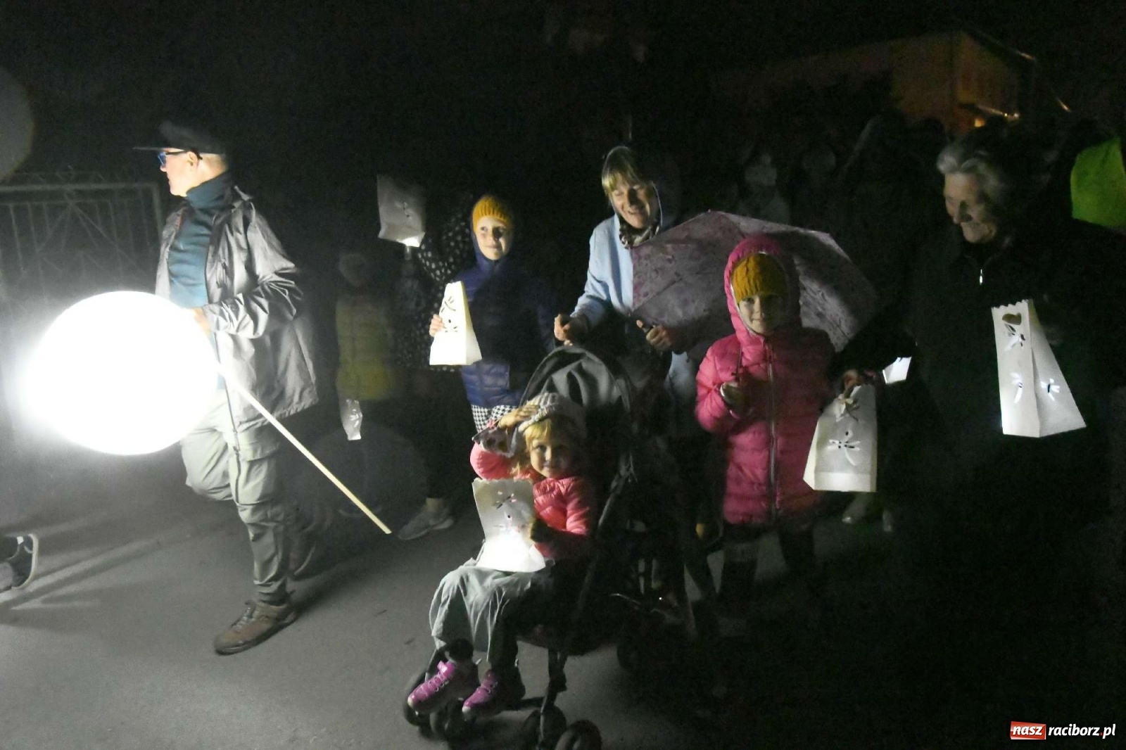 Zdjęcie w galerii na portalu naszraciborz.pl: Parada świateł i spektakl przed pałacem w Pogrzebieniu [FOTO i WIDEO] wiadomości z regionu