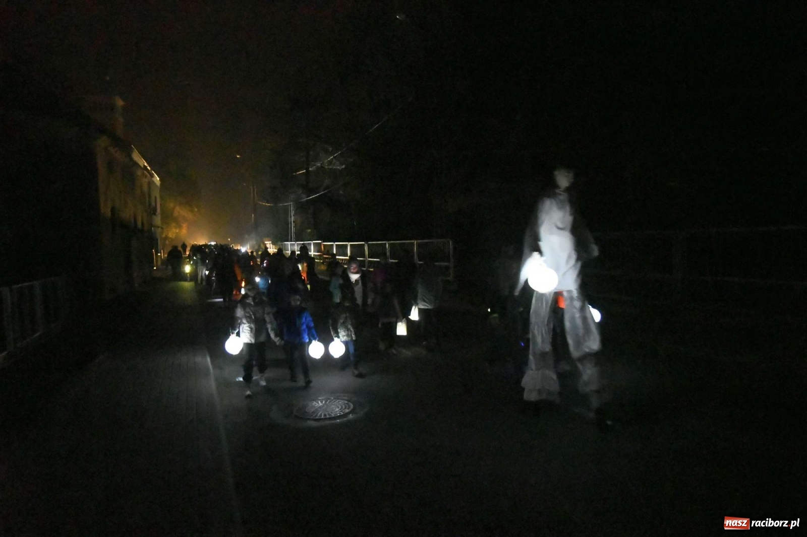 Zdjęcie w galerii na portalu naszraciborz.pl: Parada świateł i spektakl przed pałacem w Pogrzebieniu [FOTO i WIDEO] wiadomości z regionu