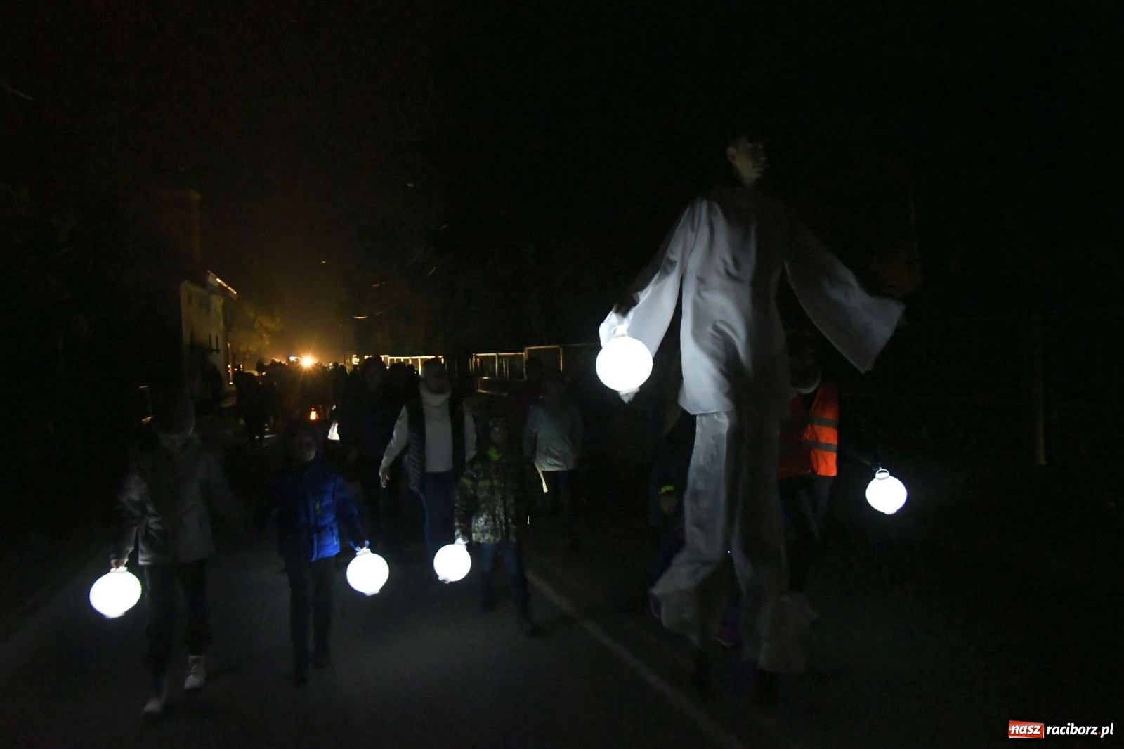 Zdjęcie w galerii na portalu naszraciborz.pl: Parada świateł i spektakl przed pałacem w Pogrzebieniu [FOTO i WIDEO] wiadomości z regionu