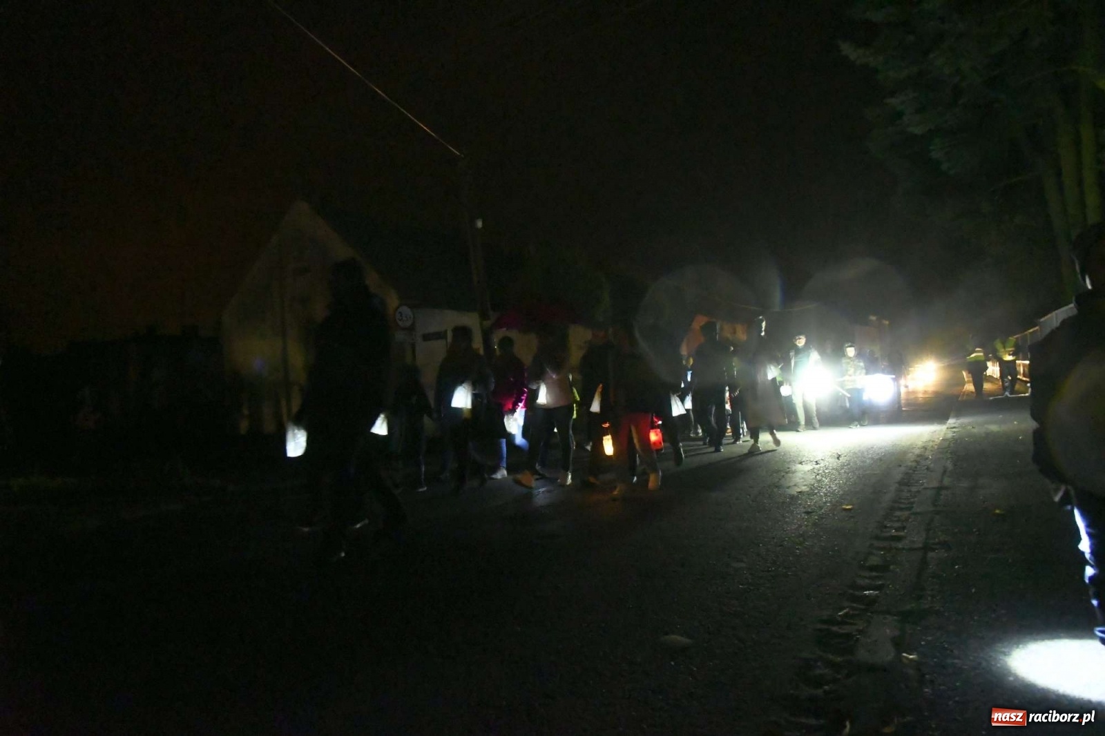 Zdjęcie w galerii na portalu naszraciborz.pl: Parada świateł i spektakl przed pałacem w Pogrzebieniu [FOTO i WIDEO] wiadomości z regionu