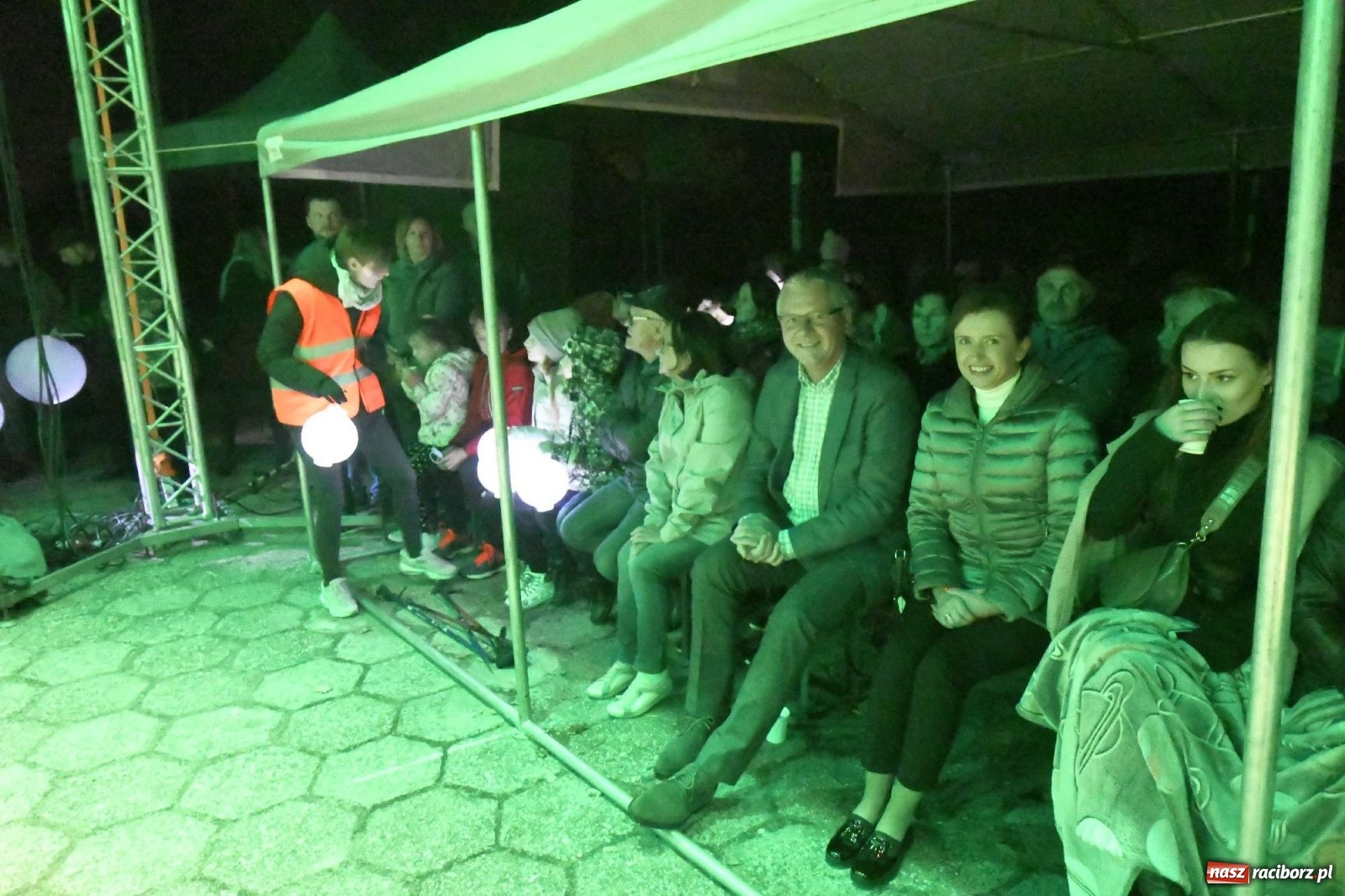 Zdjęcie w galerii na portalu naszraciborz.pl: Parada świateł i spektakl przed pałacem w Pogrzebieniu [FOTO i WIDEO] wiadomości z regionu