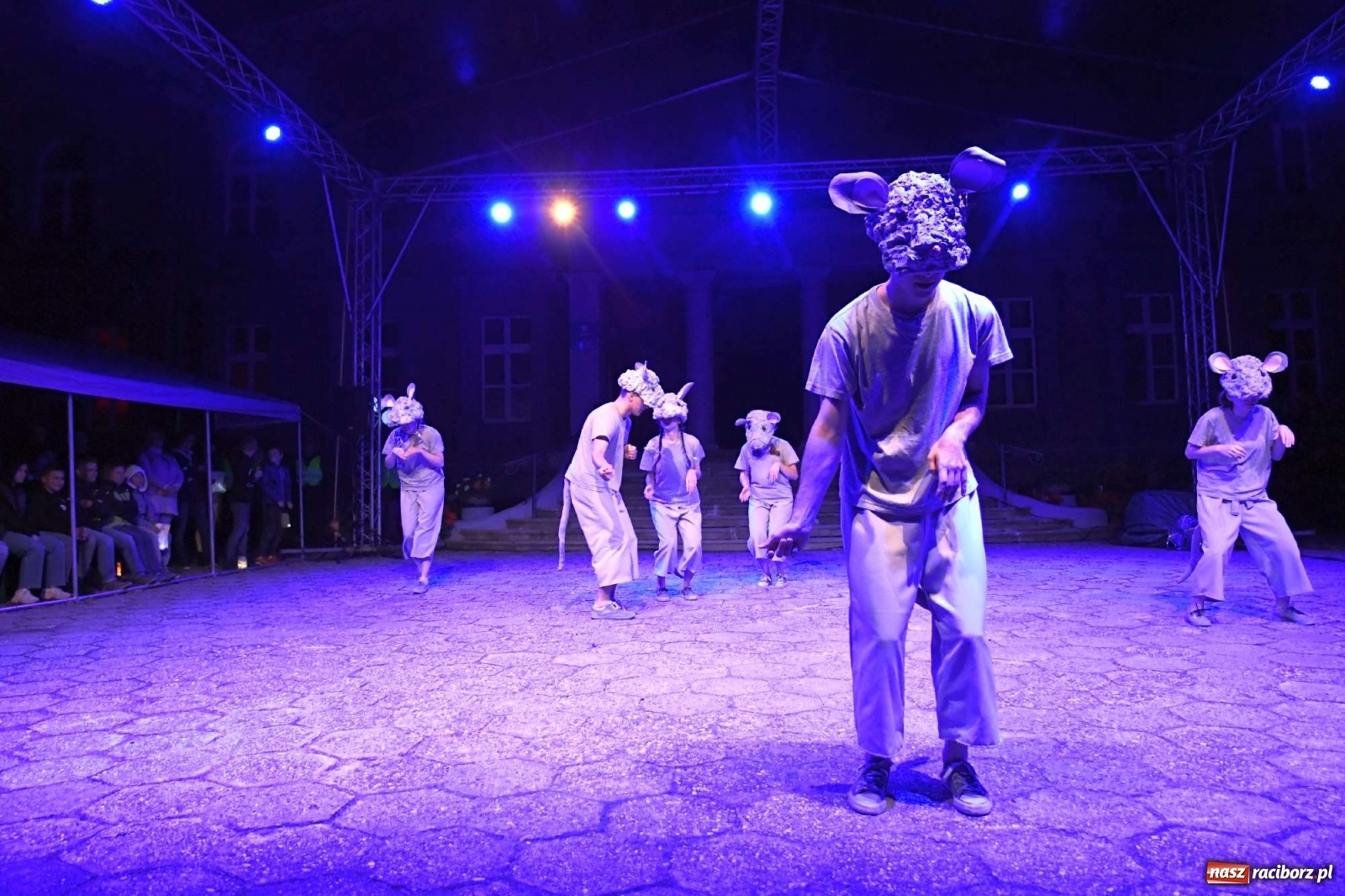 Zdjęcie w galerii na portalu naszraciborz.pl: Parada świateł i spektakl przed pałacem w Pogrzebieniu [FOTO i WIDEO] wiadomości z regionu