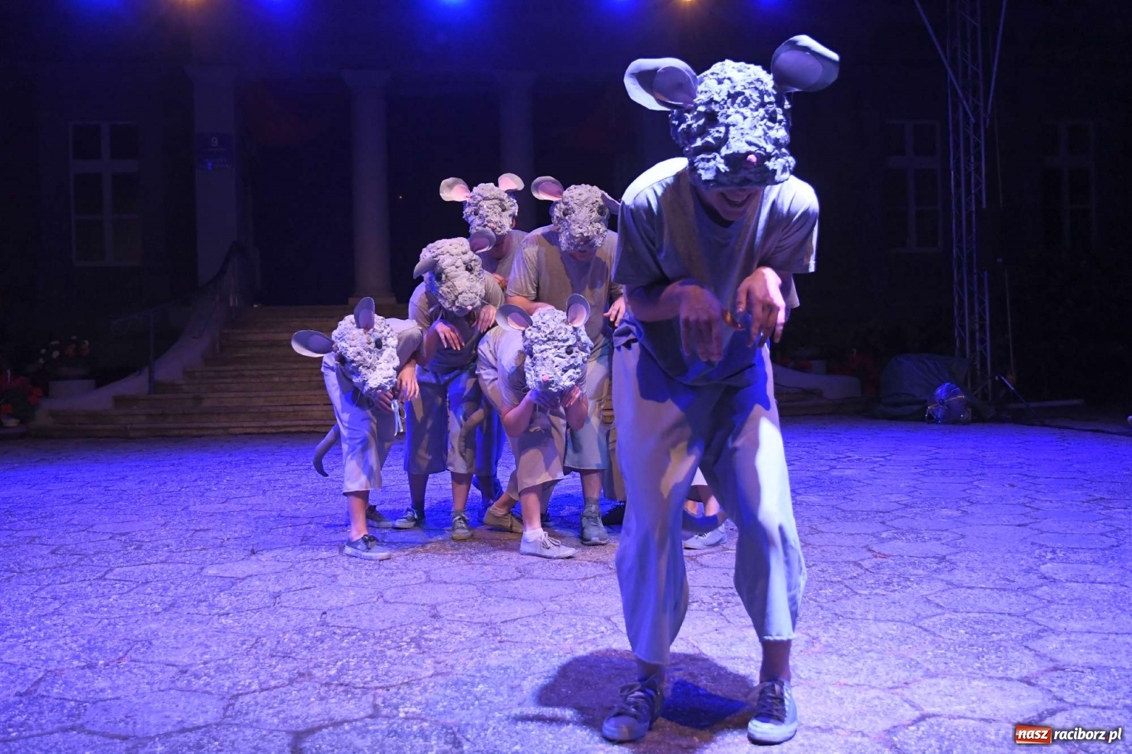 Zdjęcie w galerii na portalu naszraciborz.pl: Parada świateł i spektakl przed pałacem w Pogrzebieniu [FOTO i WIDEO] wiadomości z regionu