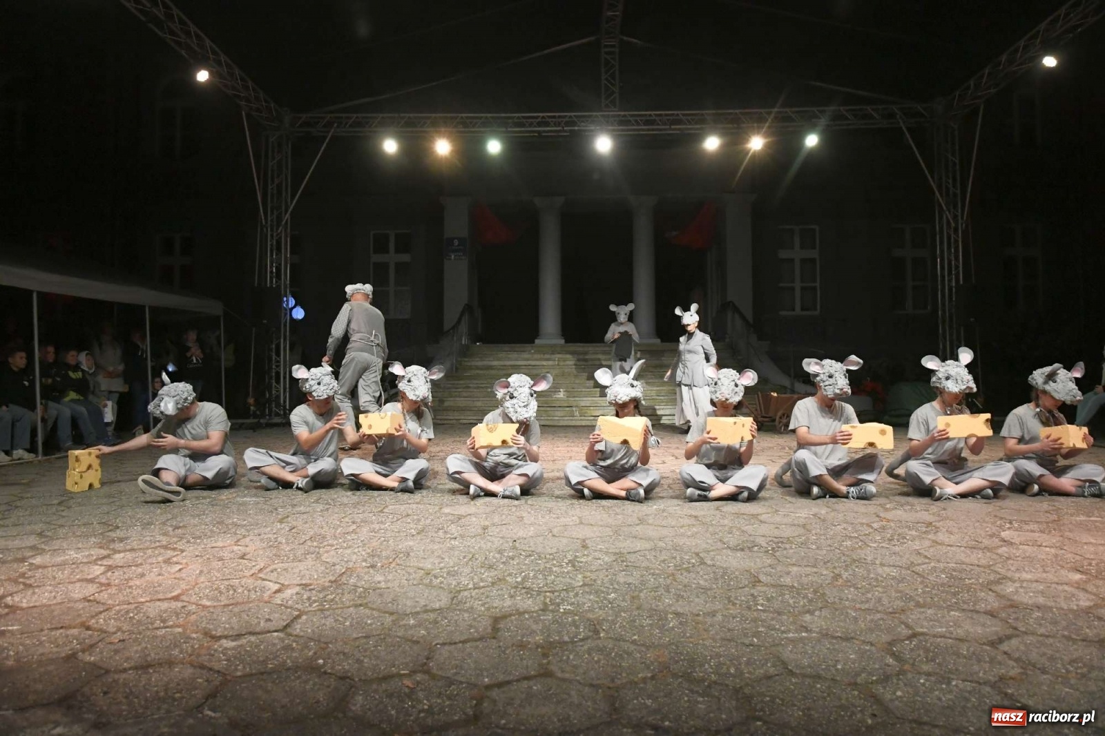 Zdjęcie w galerii na portalu naszraciborz.pl: Parada świateł i spektakl przed pałacem w Pogrzebieniu [FOTO i WIDEO] wiadomości z regionu