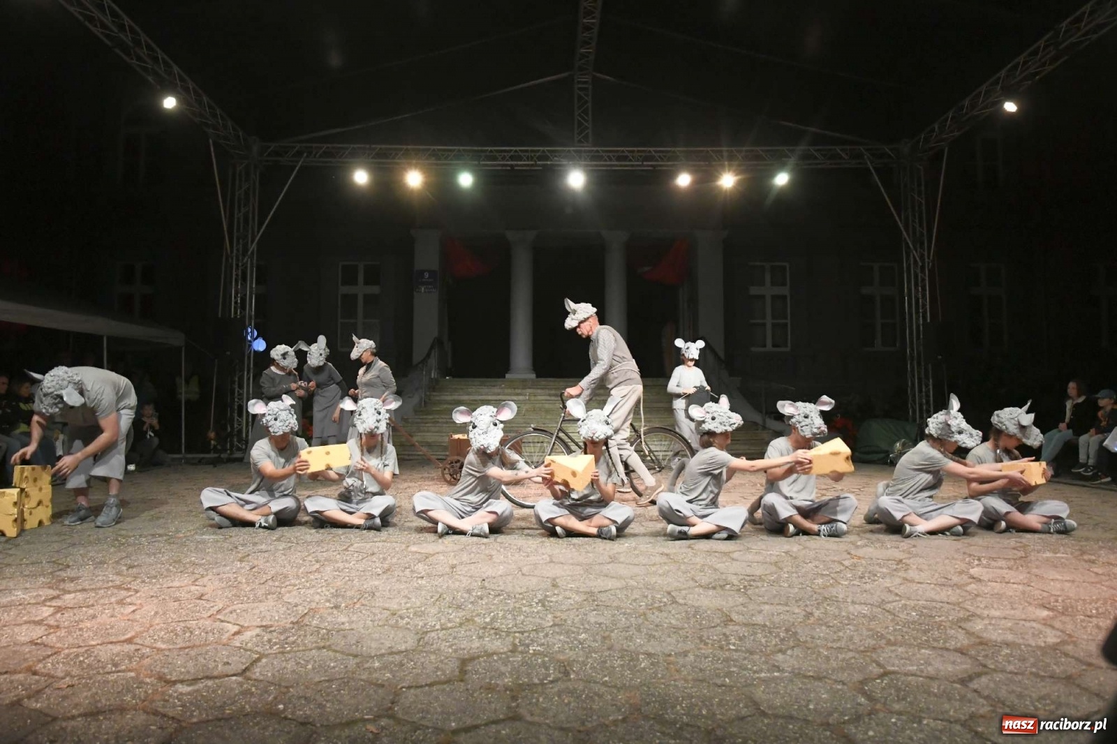 Zdjęcie w galerii na portalu naszraciborz.pl: Parada świateł i spektakl przed pałacem w Pogrzebieniu [FOTO i WIDEO] wiadomości z regionu