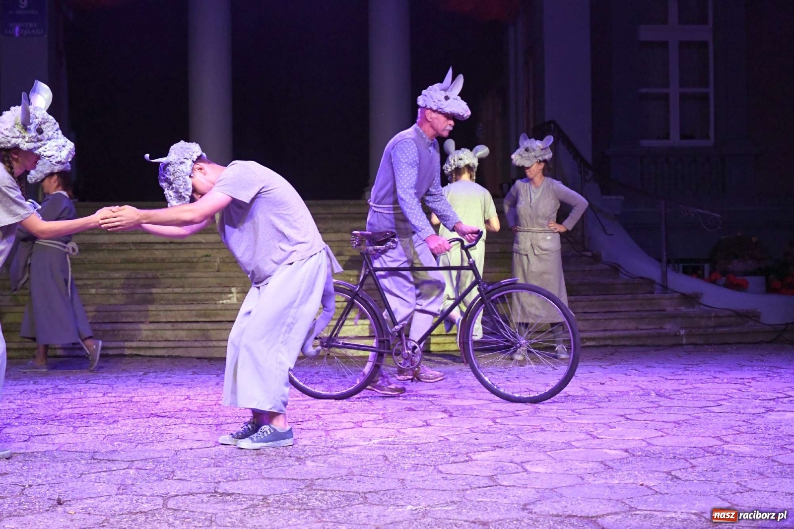 Zdjęcie w galerii na portalu naszraciborz.pl: Parada świateł i spektakl przed pałacem w Pogrzebieniu [FOTO i WIDEO] wiadomości z regionu