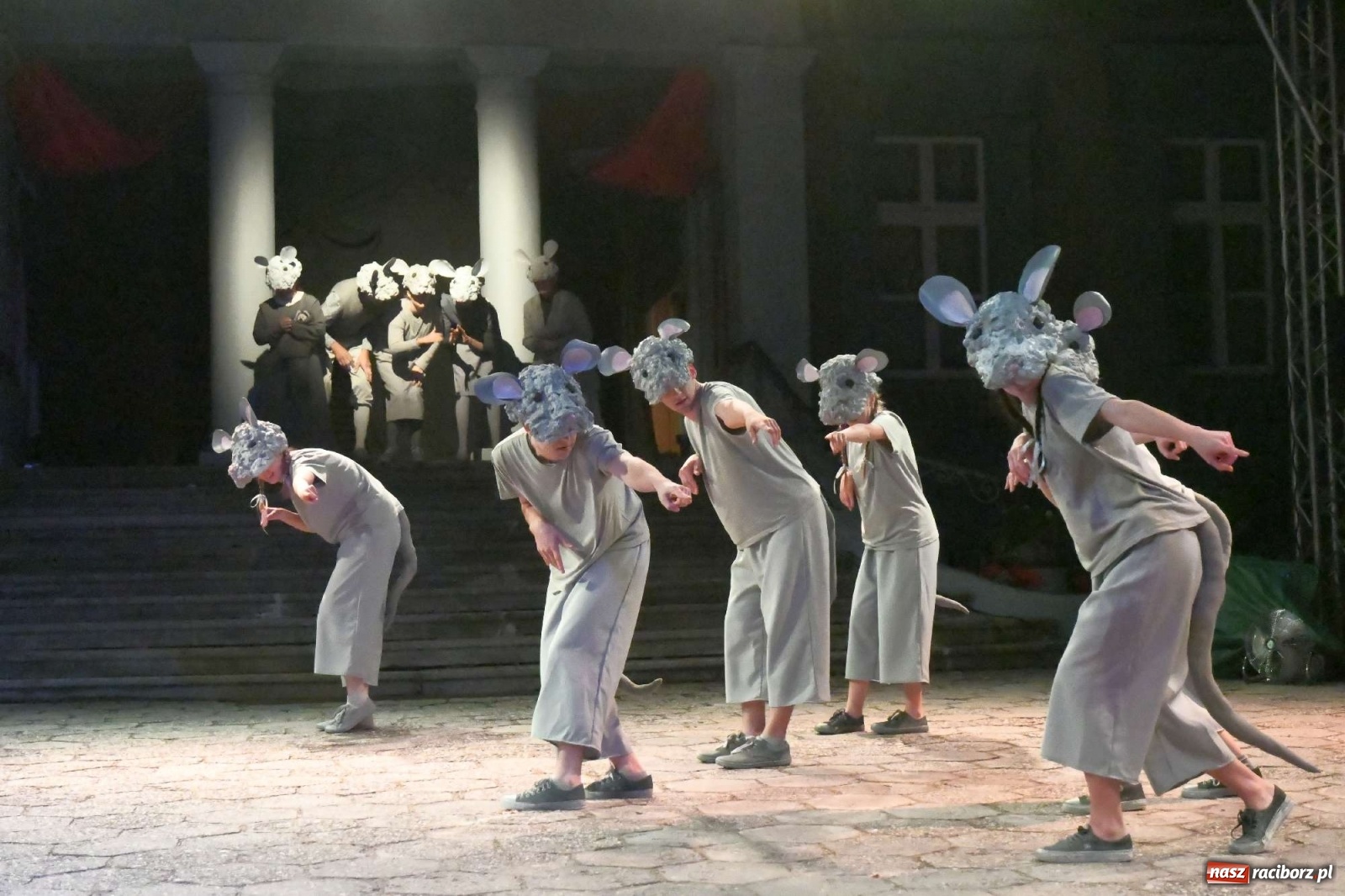 Zdjęcie w galerii na portalu naszraciborz.pl: Parada świateł i spektakl przed pałacem w Pogrzebieniu [FOTO i WIDEO] wiadomości z regionu