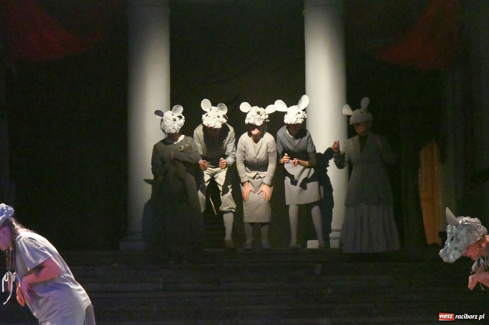 Zdjęcie w galerii na portalu naszraciborz.pl: Parada świateł i spektakl przed pałacem w Pogrzebieniu [FOTO i WIDEO] wiadomości z regionu