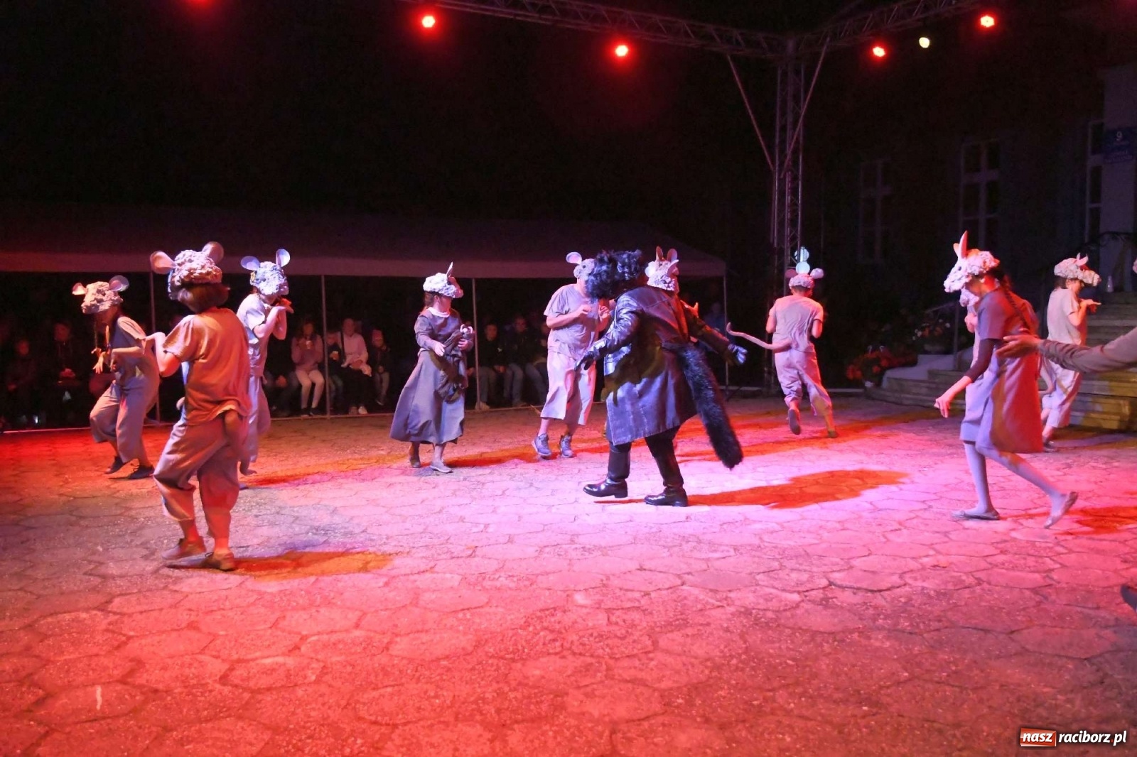 Zdjęcie w galerii na portalu naszraciborz.pl: Parada świateł i spektakl przed pałacem w Pogrzebieniu [FOTO i WIDEO] wiadomości z regionu