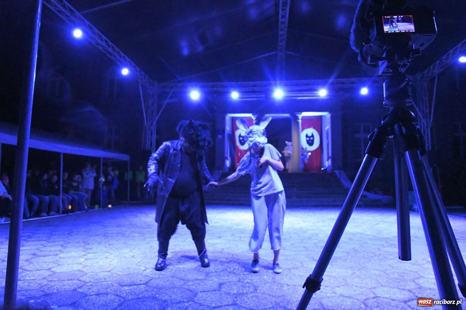 Zdjęcie w galerii na portalu naszraciborz.pl: Parada świateł i spektakl przed pałacem w Pogrzebieniu [FOTO i WIDEO] wiadomości z regionu