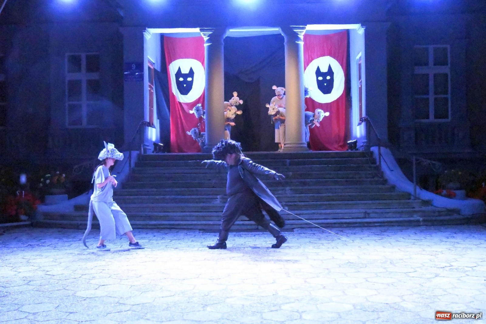 Zdjęcie w galerii na portalu naszraciborz.pl: Parada świateł i spektakl przed pałacem w Pogrzebieniu [FOTO i WIDEO] wiadomości z regionu