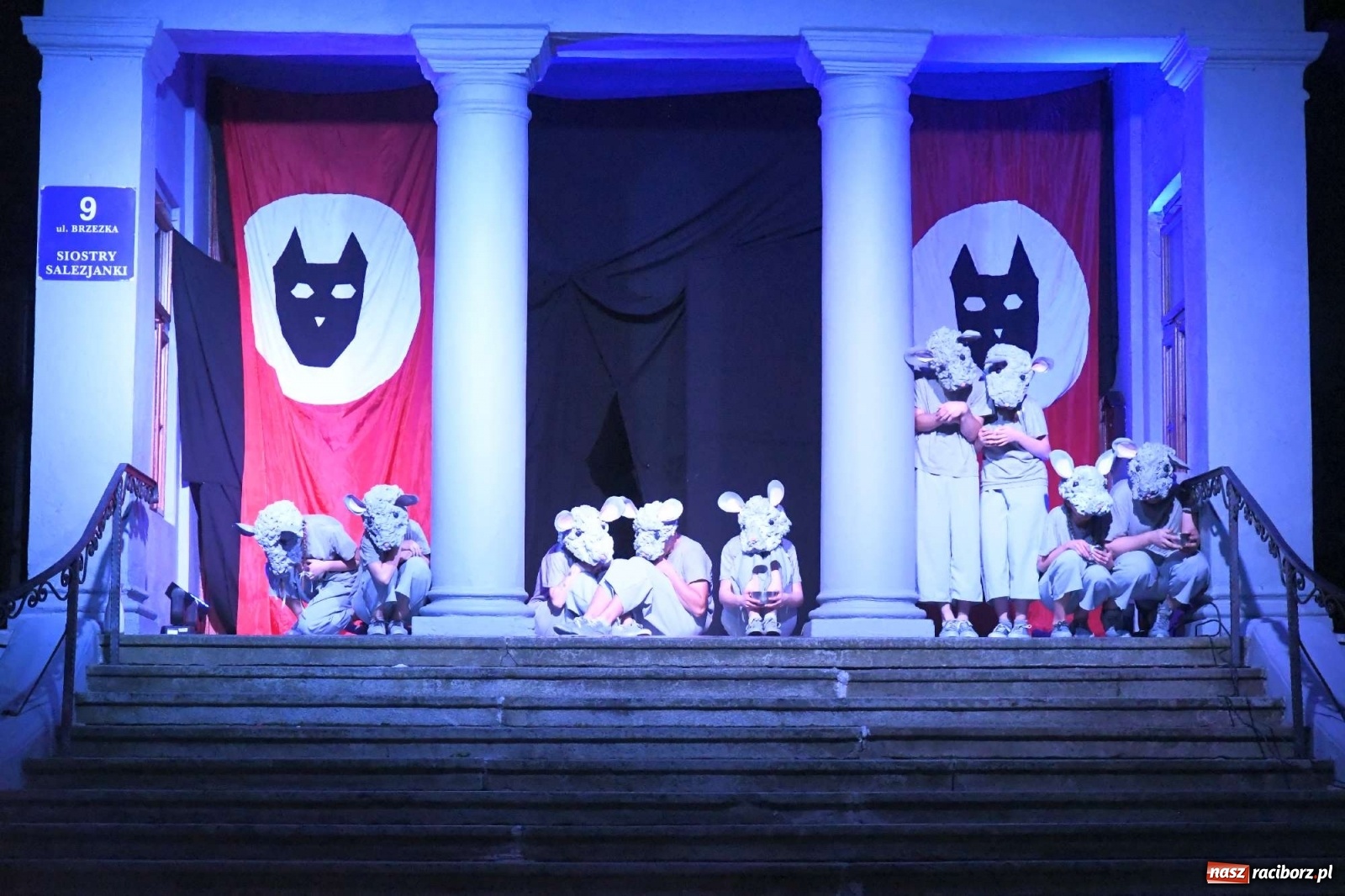 Zdjęcie w galerii na portalu naszraciborz.pl: Parada świateł i spektakl przed pałacem w Pogrzebieniu [FOTO i WIDEO] wiadomości z regionu