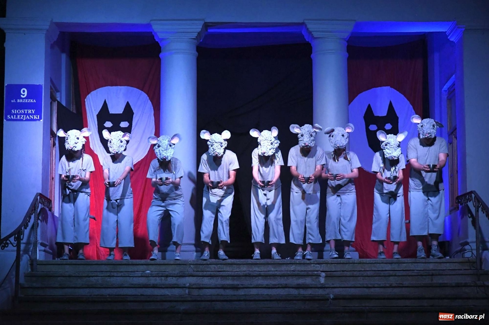 Zdjęcie w galerii na portalu naszraciborz.pl: Parada świateł i spektakl przed pałacem w Pogrzebieniu [FOTO i WIDEO] wiadomości z regionu