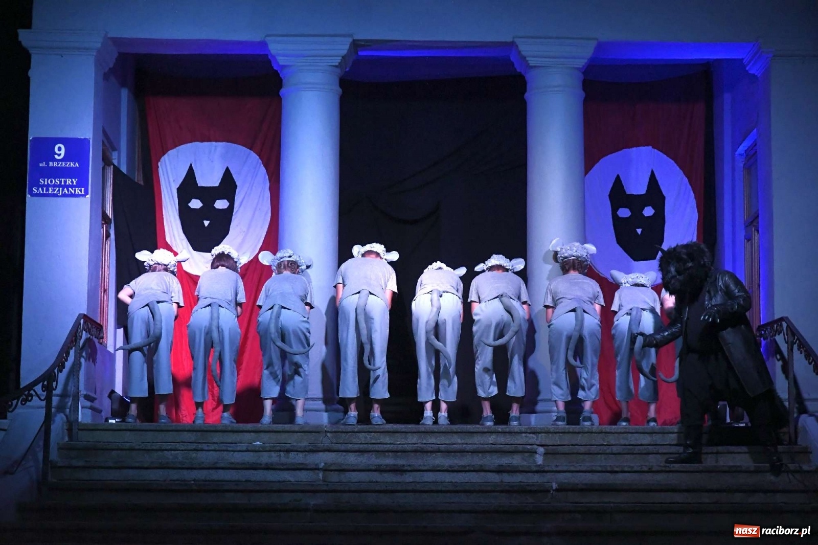 Zdjęcie w galerii na portalu naszraciborz.pl: Parada świateł i spektakl przed pałacem w Pogrzebieniu [FOTO i WIDEO] wiadomości z regionu