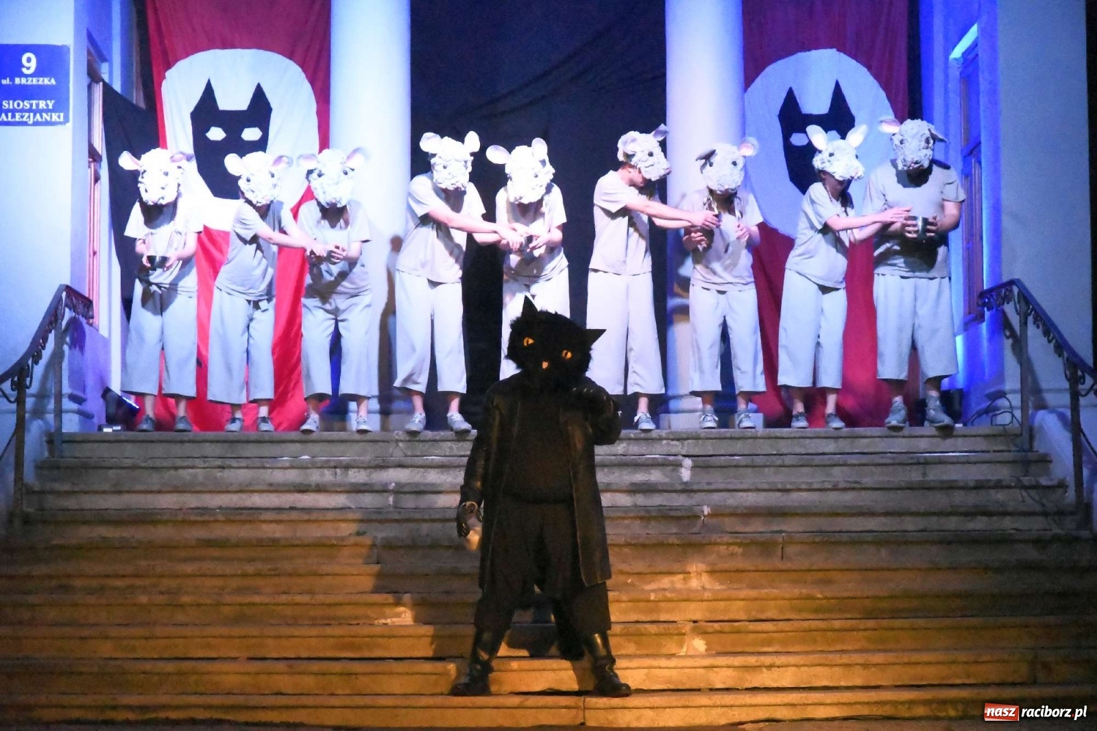 Zdjęcie w galerii na portalu naszraciborz.pl: Parada świateł i spektakl przed pałacem w Pogrzebieniu [FOTO i WIDEO] wiadomości z regionu