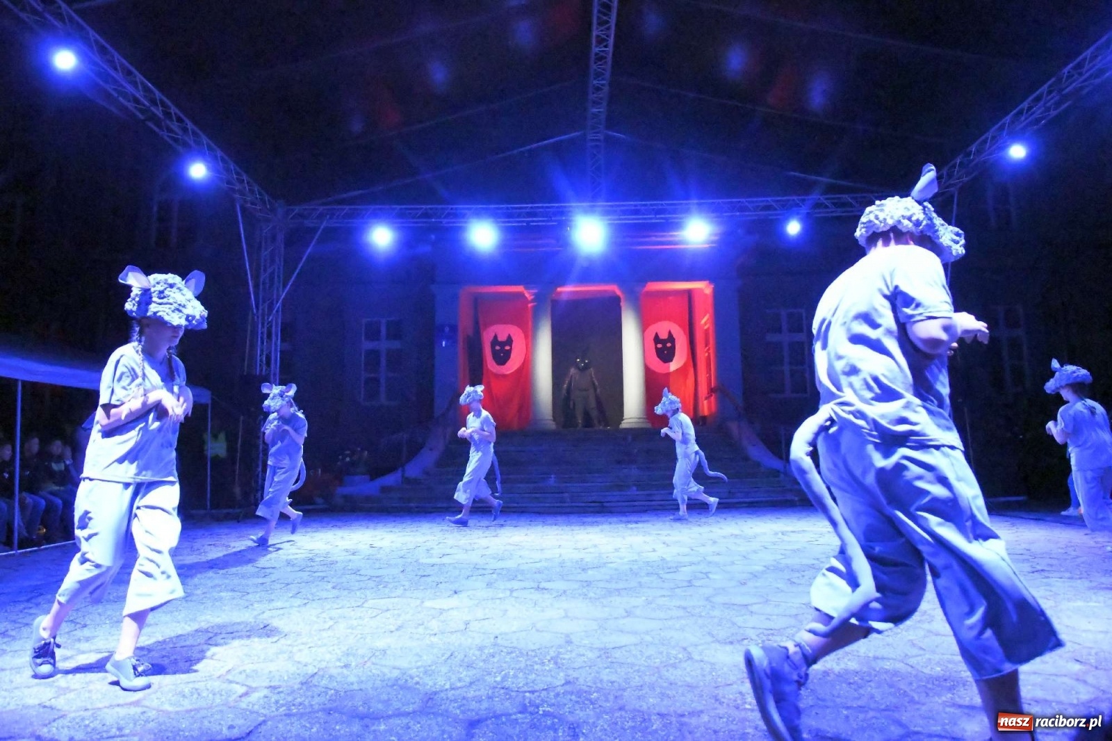 Zdjęcie w galerii na portalu naszraciborz.pl: Parada świateł i spektakl przed pałacem w Pogrzebieniu [FOTO i WIDEO] wiadomości z regionu