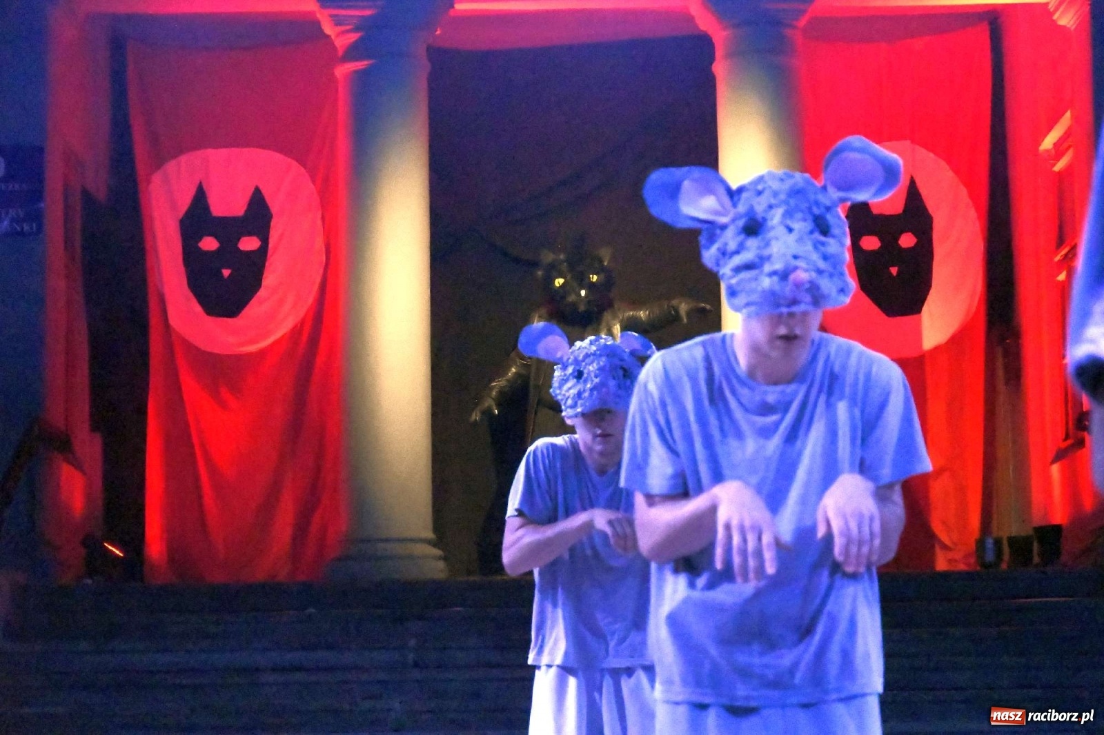 Zdjęcie w galerii na portalu naszraciborz.pl: Parada świateł i spektakl przed pałacem w Pogrzebieniu [FOTO i WIDEO] wiadomości z regionu