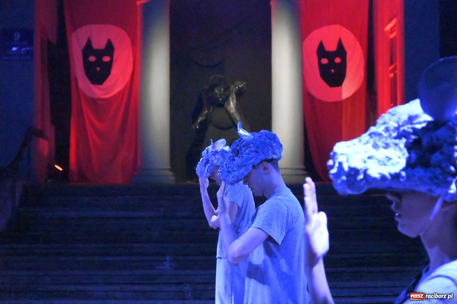 Zdjęcie w galerii na portalu naszraciborz.pl: Parada świateł i spektakl przed pałacem w Pogrzebieniu [FOTO i WIDEO] wiadomości z regionu