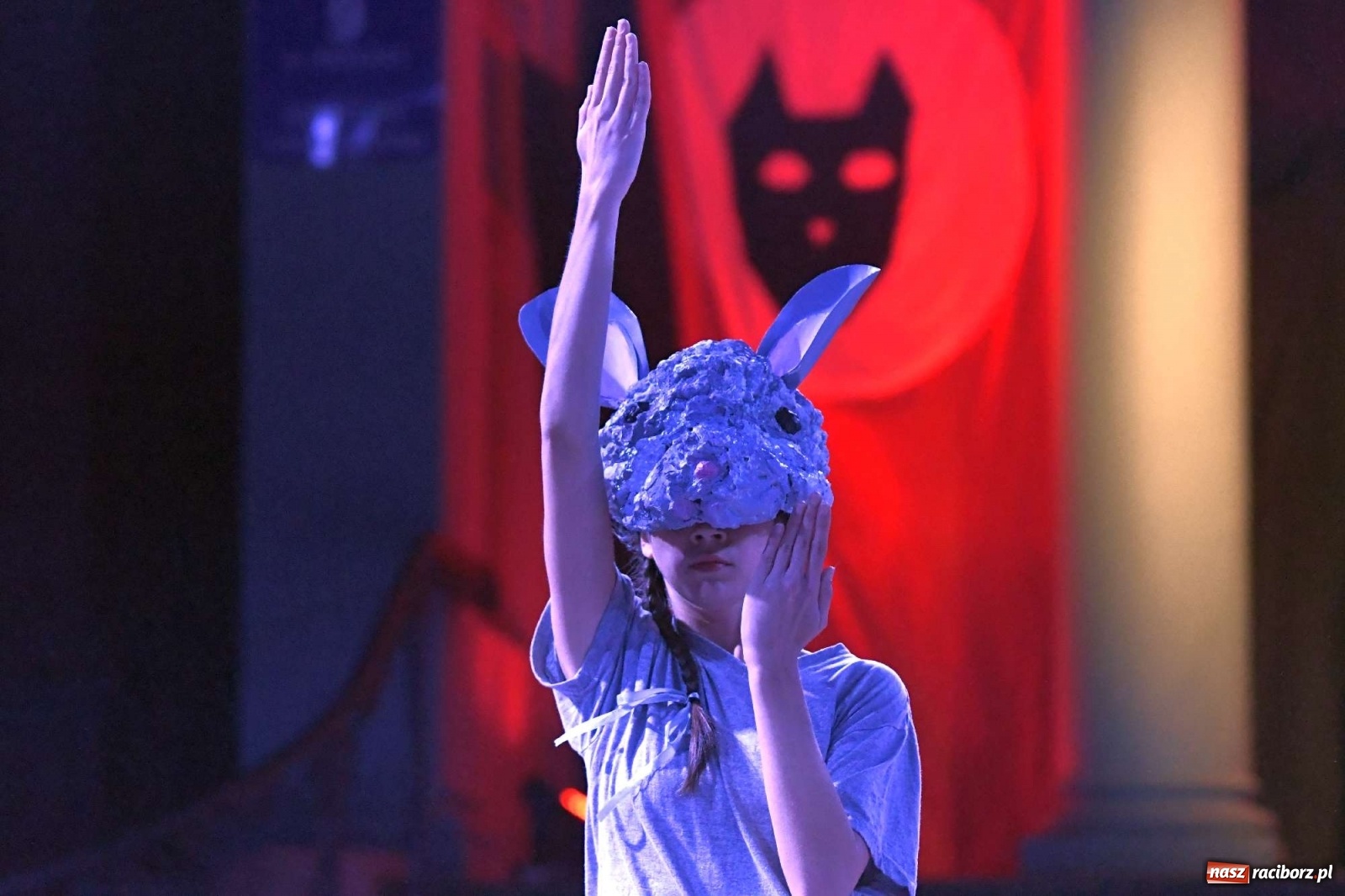 Zdjęcie w galerii na portalu naszraciborz.pl: Parada świateł i spektakl przed pałacem w Pogrzebieniu [FOTO i WIDEO] wiadomości z regionu